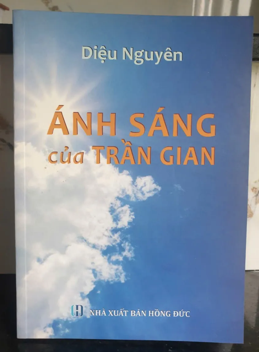 Sách Ánh sáng của Trần Gian - Diệu Nguyên 2018