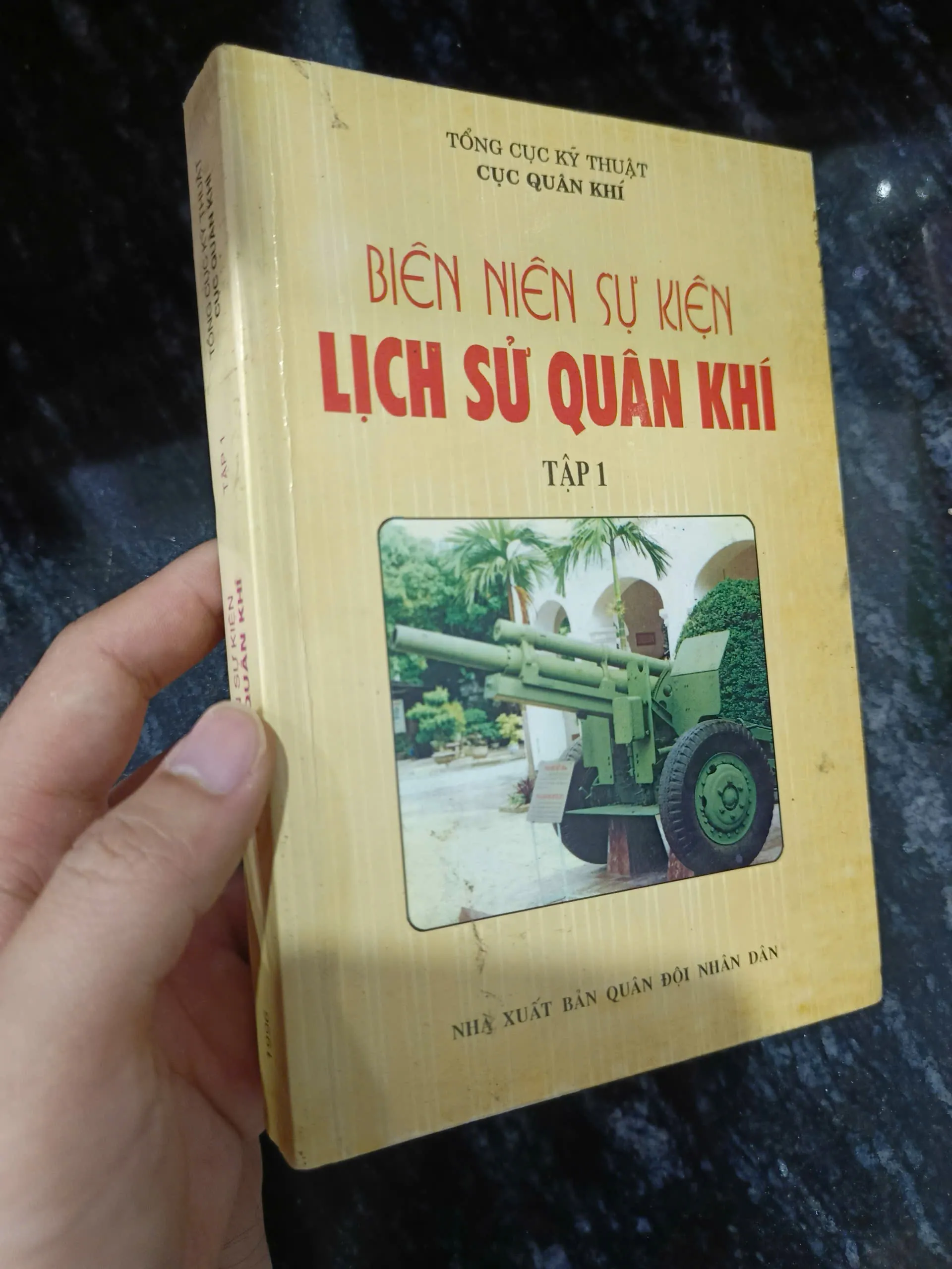 Biên Niên Sự Kiện Lịch Sử Quân Khí - Tập 1