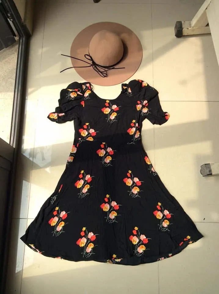 Váy đen hoa zara