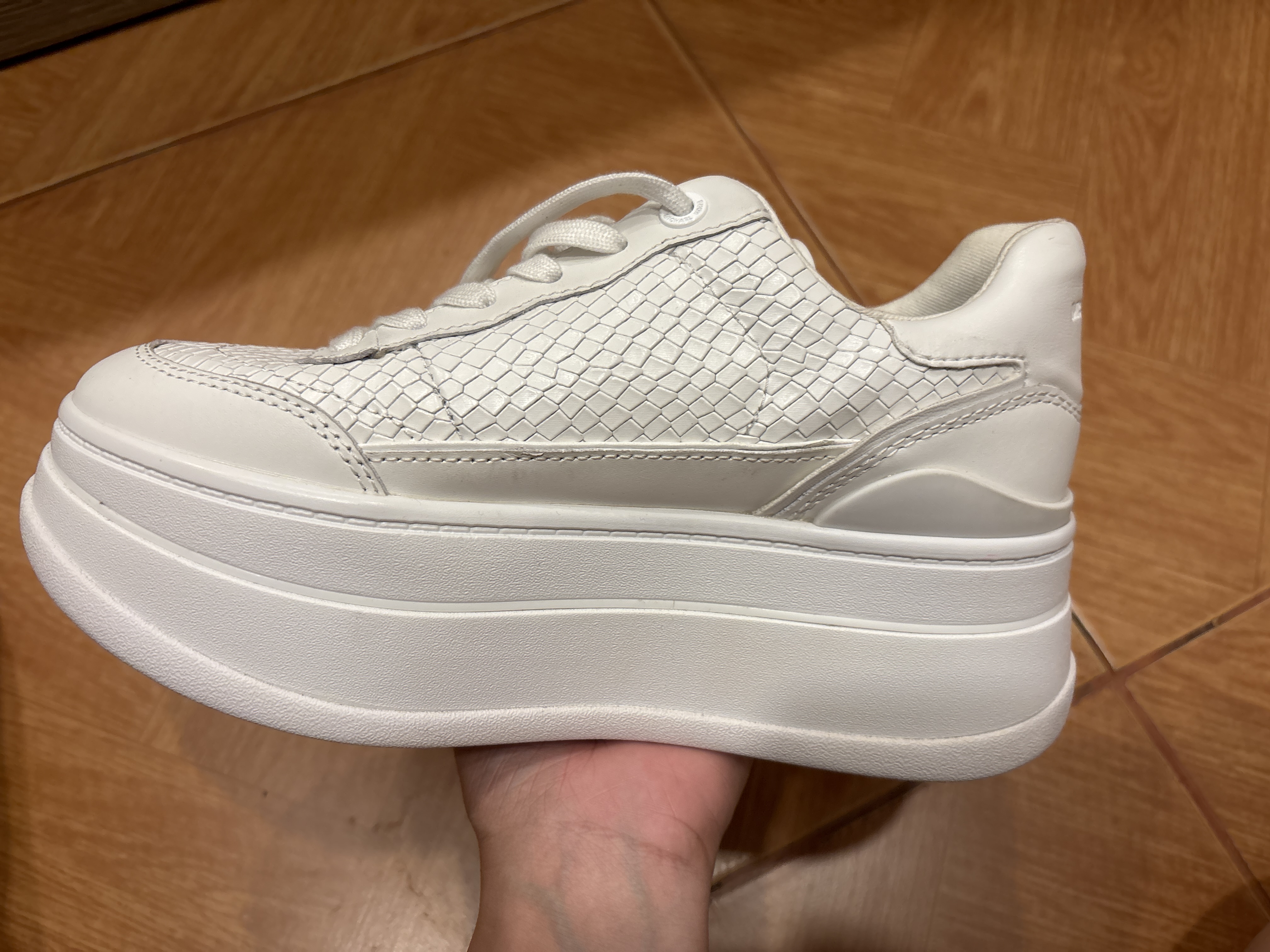 Giầy Michael kosr chính hãng size 5 mới mang chạm đất khoảng 1tiếng