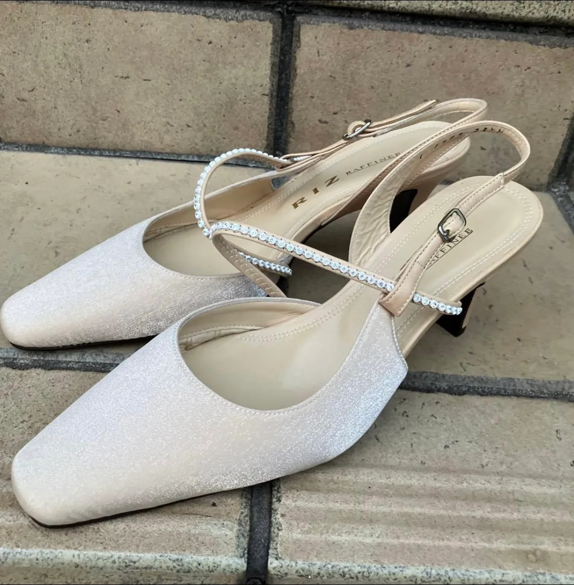 Giày cao gót màu be nhũ của LIZ