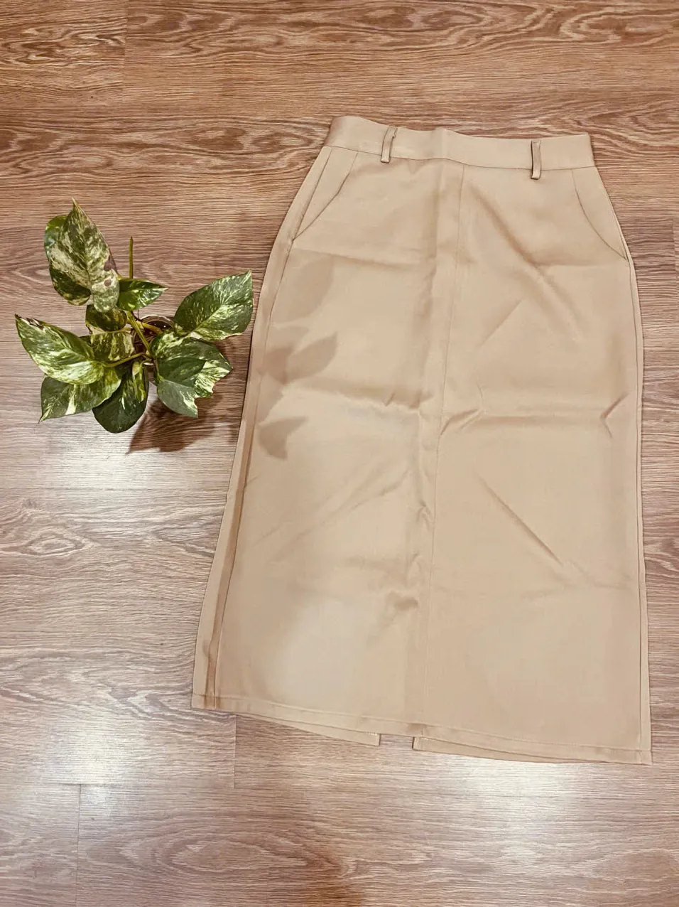 Chân váy công sở, màu kem, size L, lịch sự, trẻ trung.