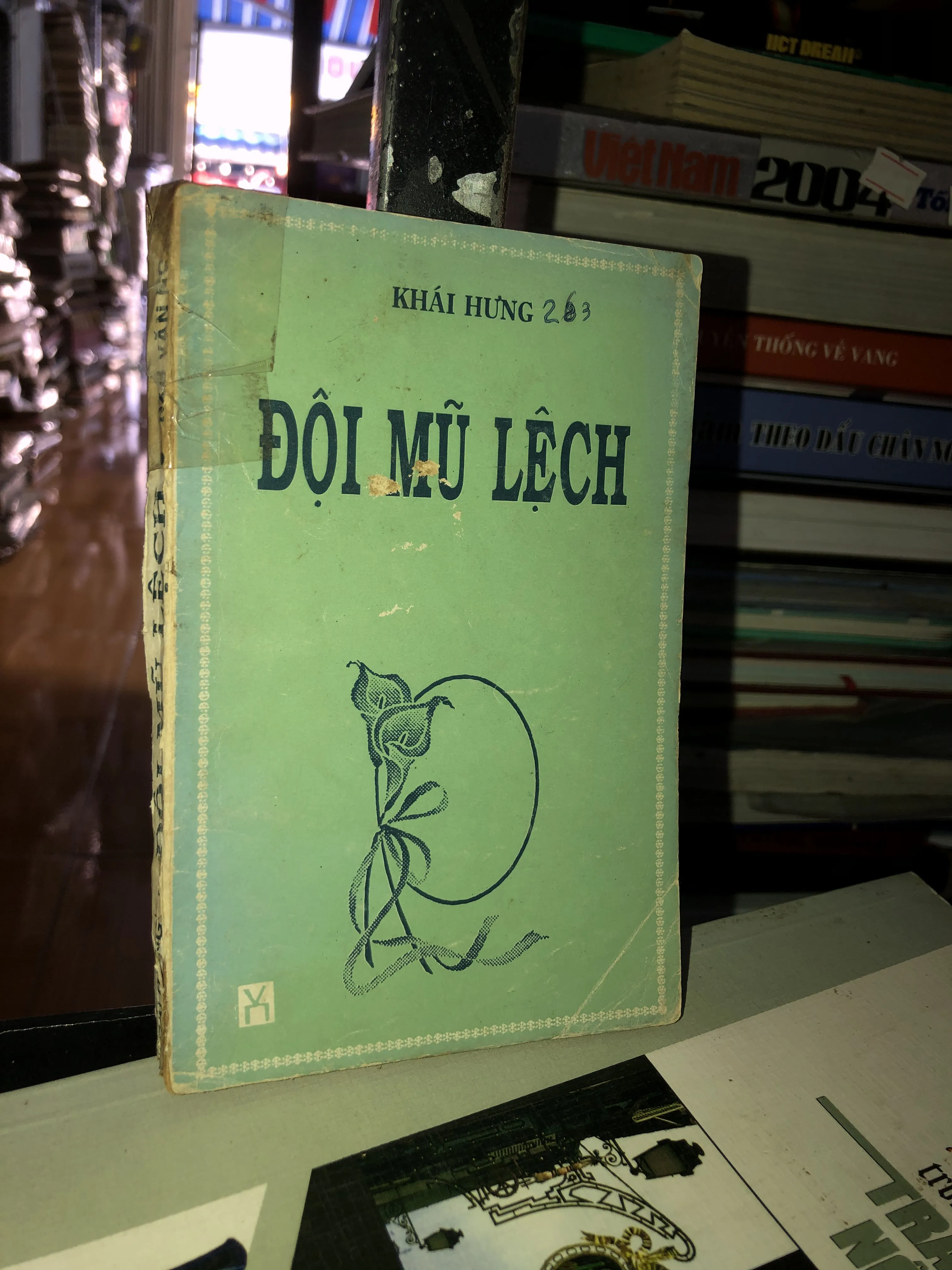 Đội mũ lệch - Khái Hưng