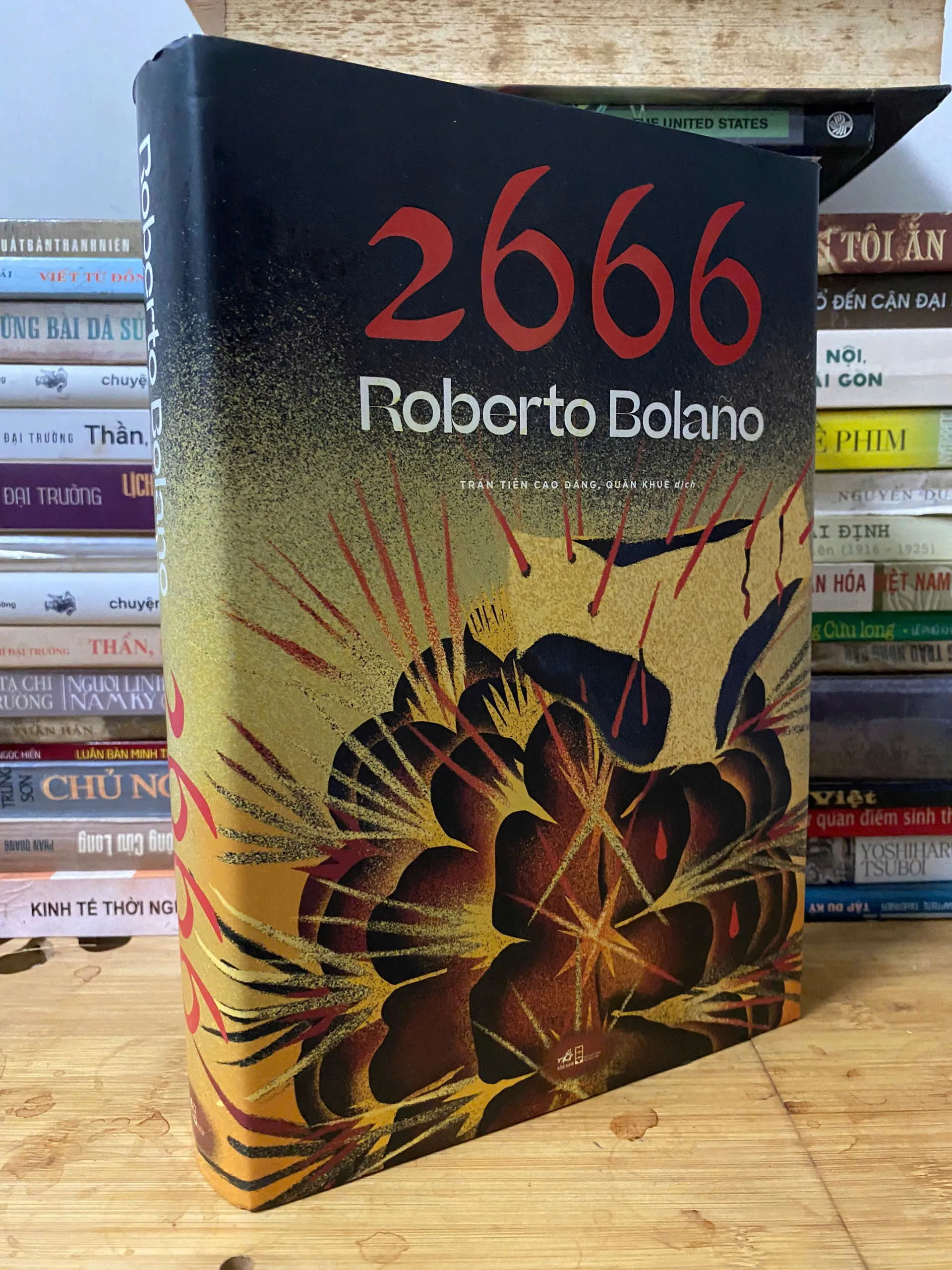 Sách cũ: 2666 - Roberto Bolano, sách có chữ ký dịch giả