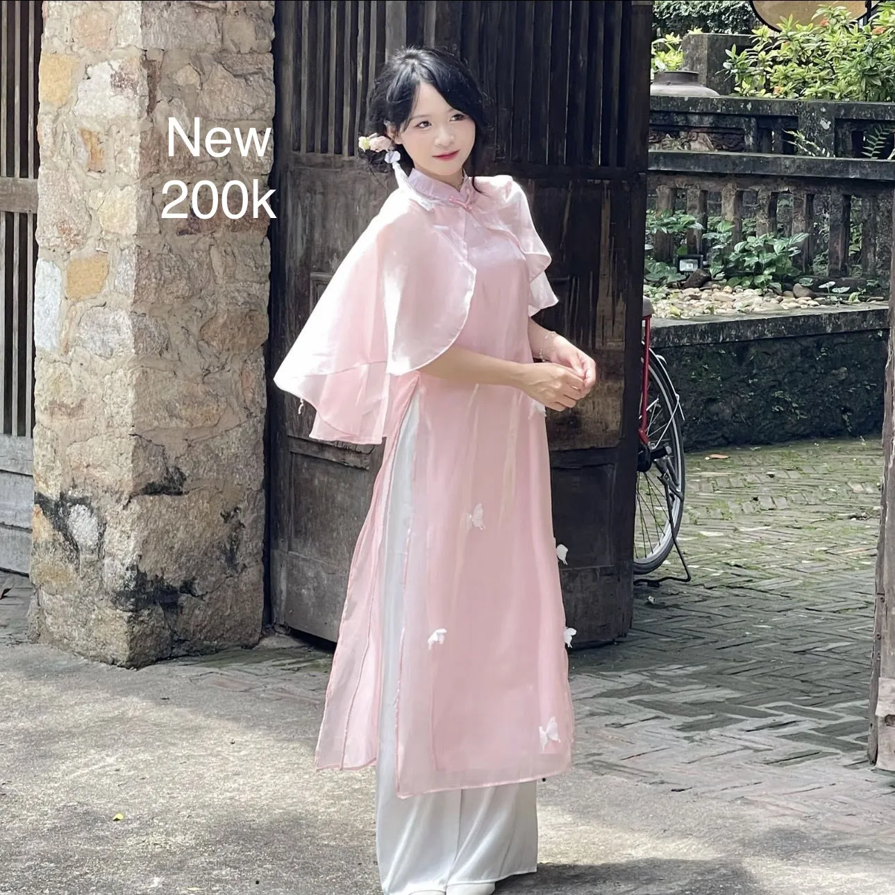 Set áo dài cố yếm tơ óng đính bướm kèm áo khoác choàng và quần lụa