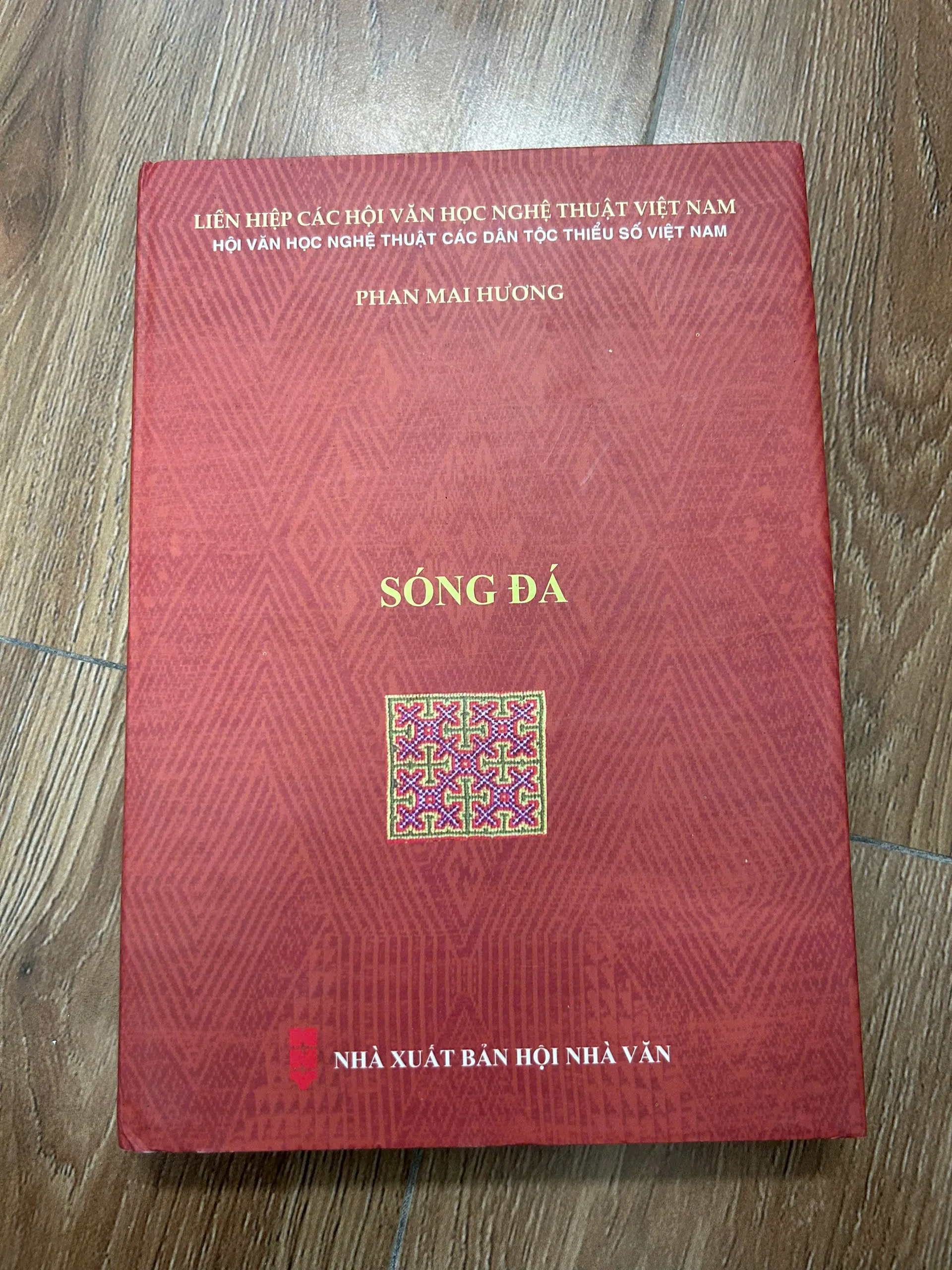 SÓNG ĐÁ – Phan Mai Hương