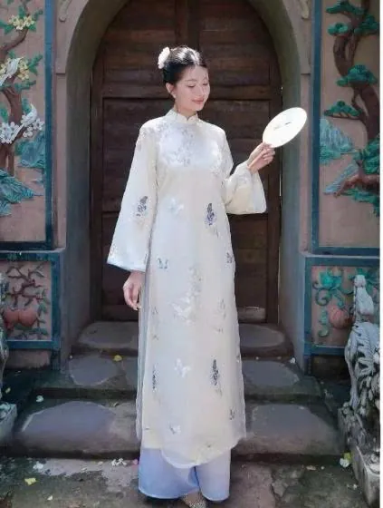 Áo dài cách tân cổ trụ