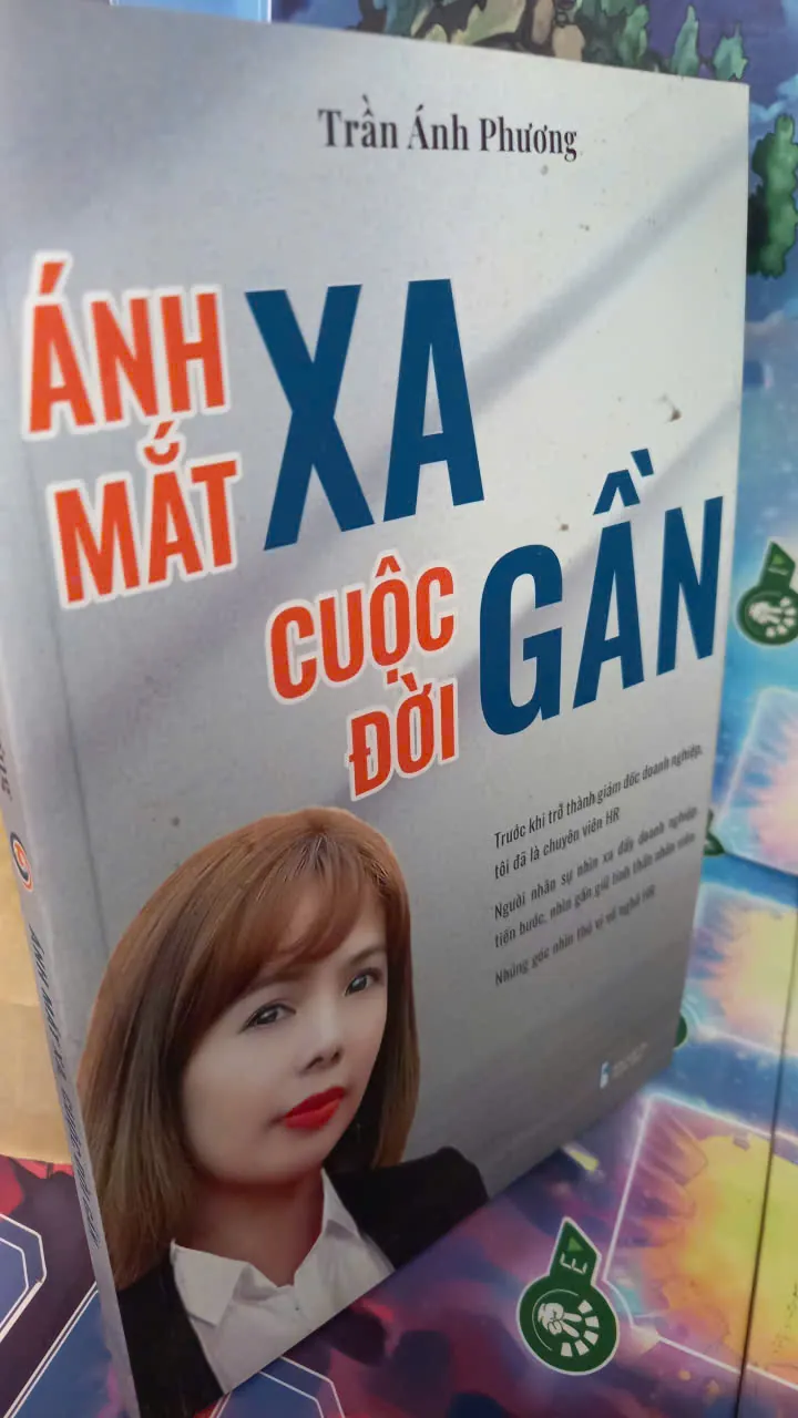 ánh mắt xa cuộc đời gần