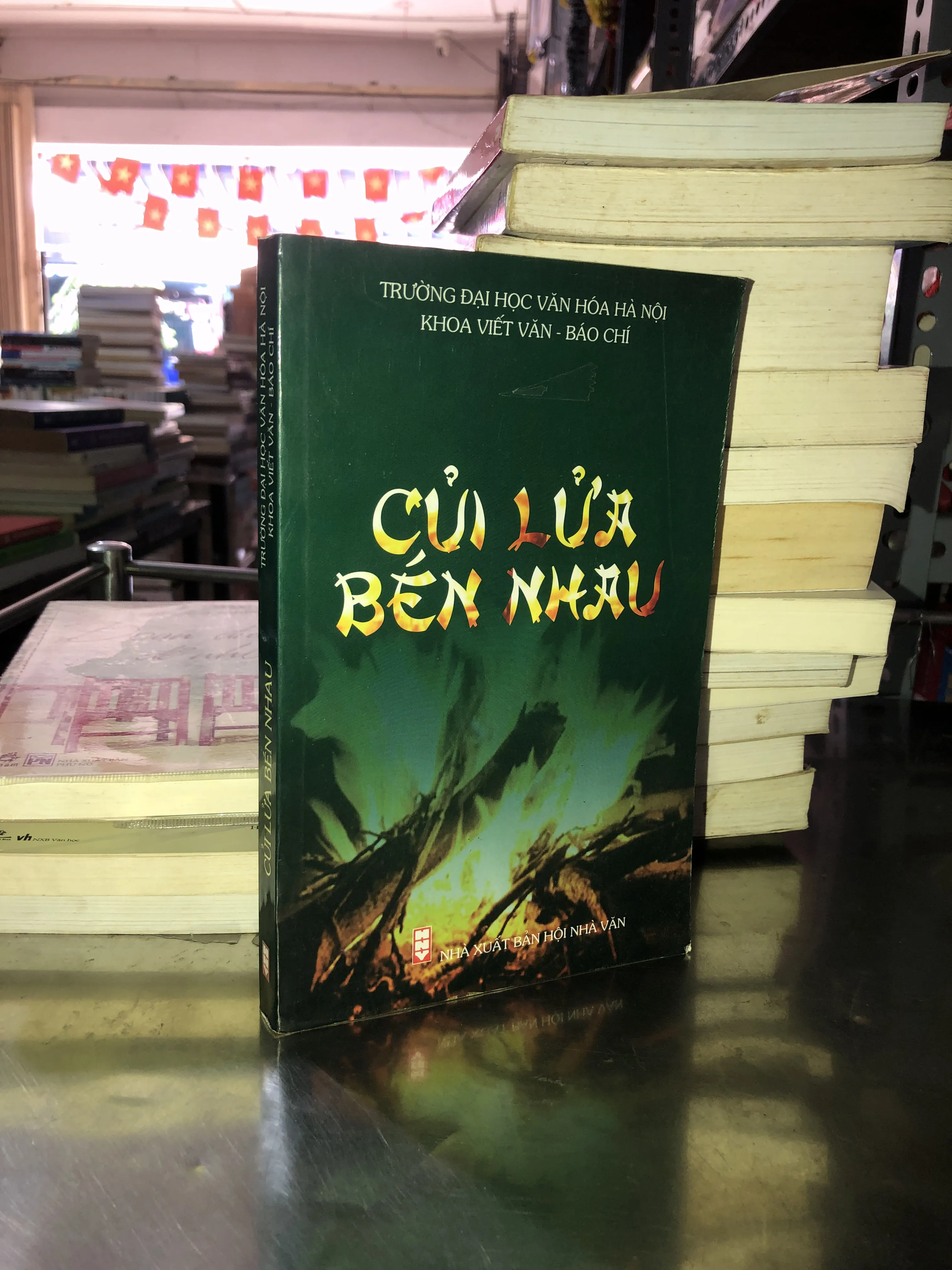 Củi lửa bén nhau