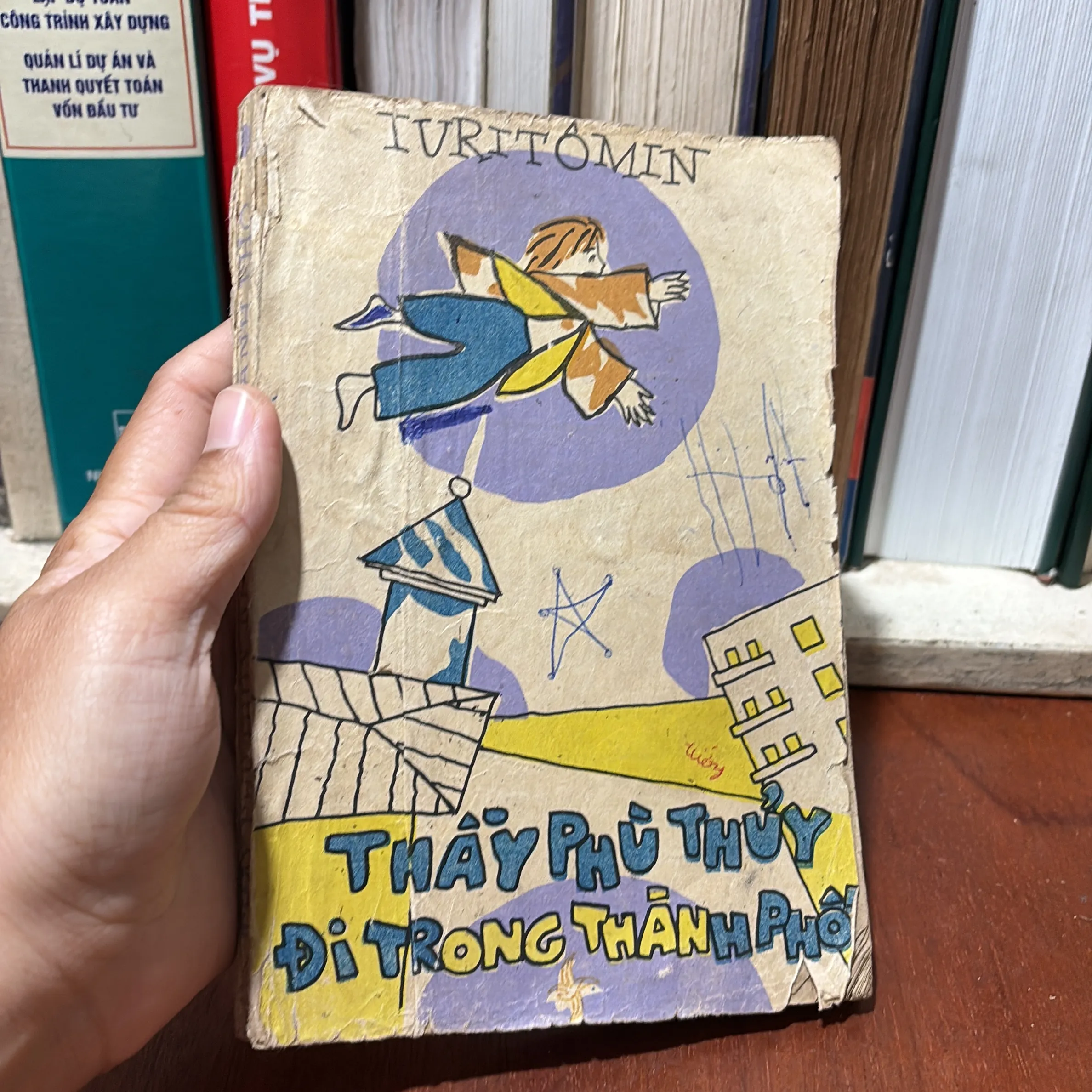 II Sách Xưa: Thầy Phù Thuỷ Đi Trong Thành Phố - IVRITÔMIN - 1985