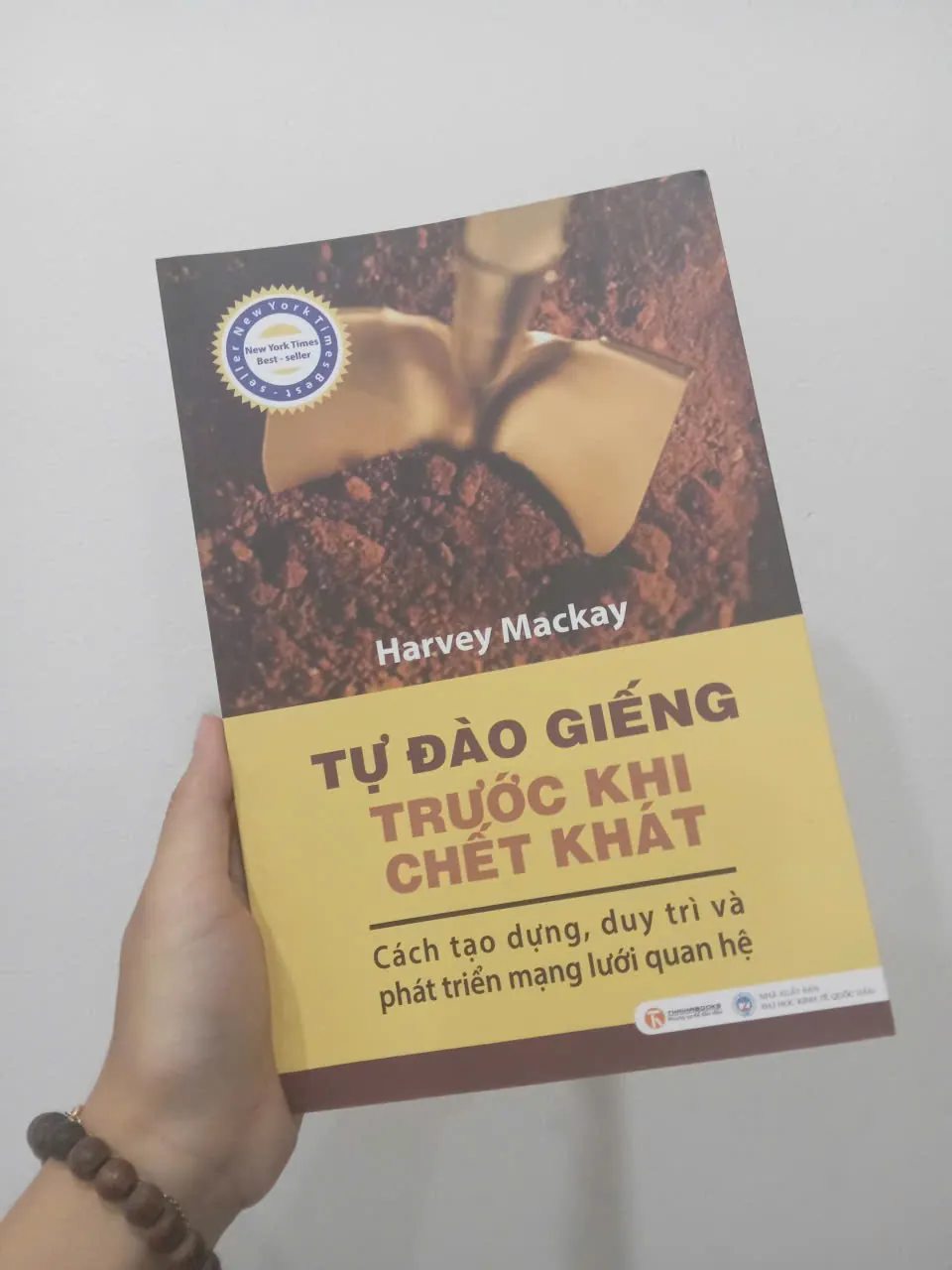 Tự đào giếng trước khi chết khát