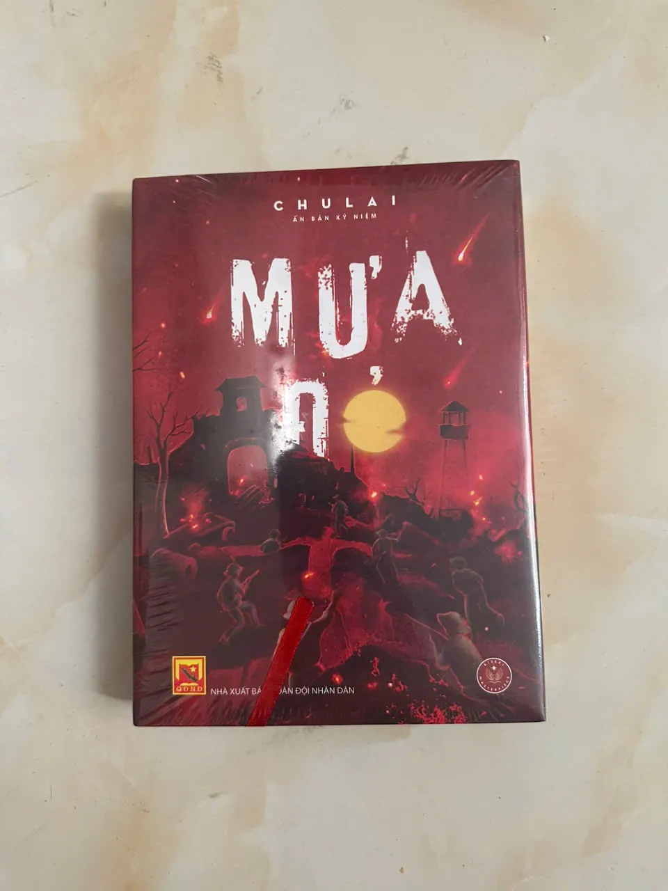 Mưa đỏ bìa cứng