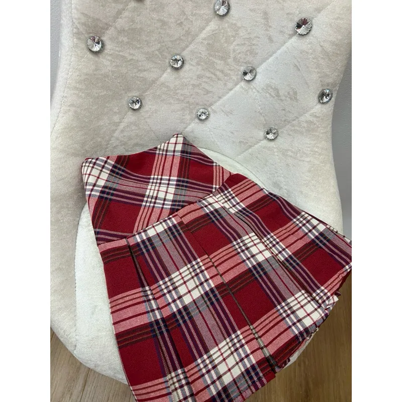 Chân váy xếp ly kẻ caro, khoá sườn, có quần bảo hộ, kiểu dáng trẻ trung năng động