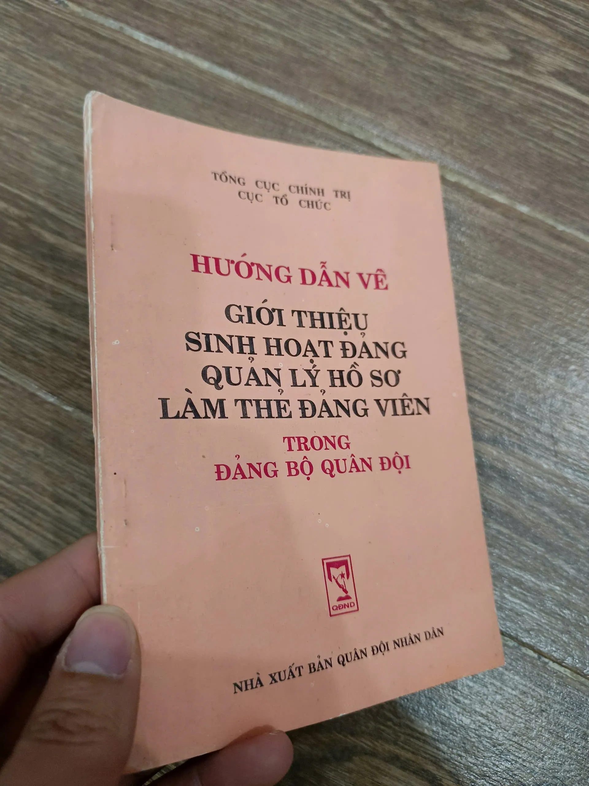 Hướng dẫn về giới thiệu sinh hoạt Đảng, quản lý hồ sơ thẻ Đảng viên trong quân đội