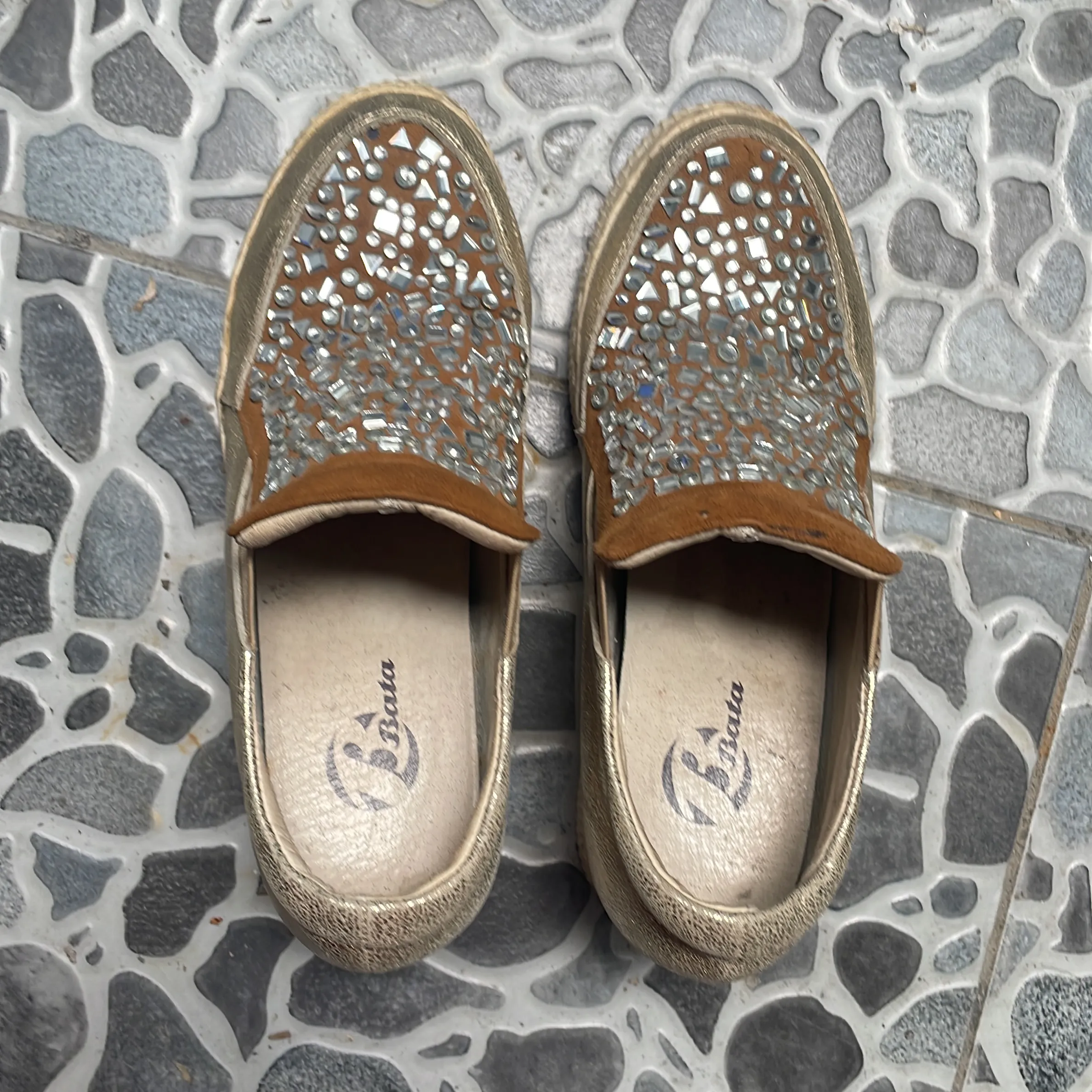 Giầy slip on hãng Bata đế xuồng độn đế có đính đá sz 37