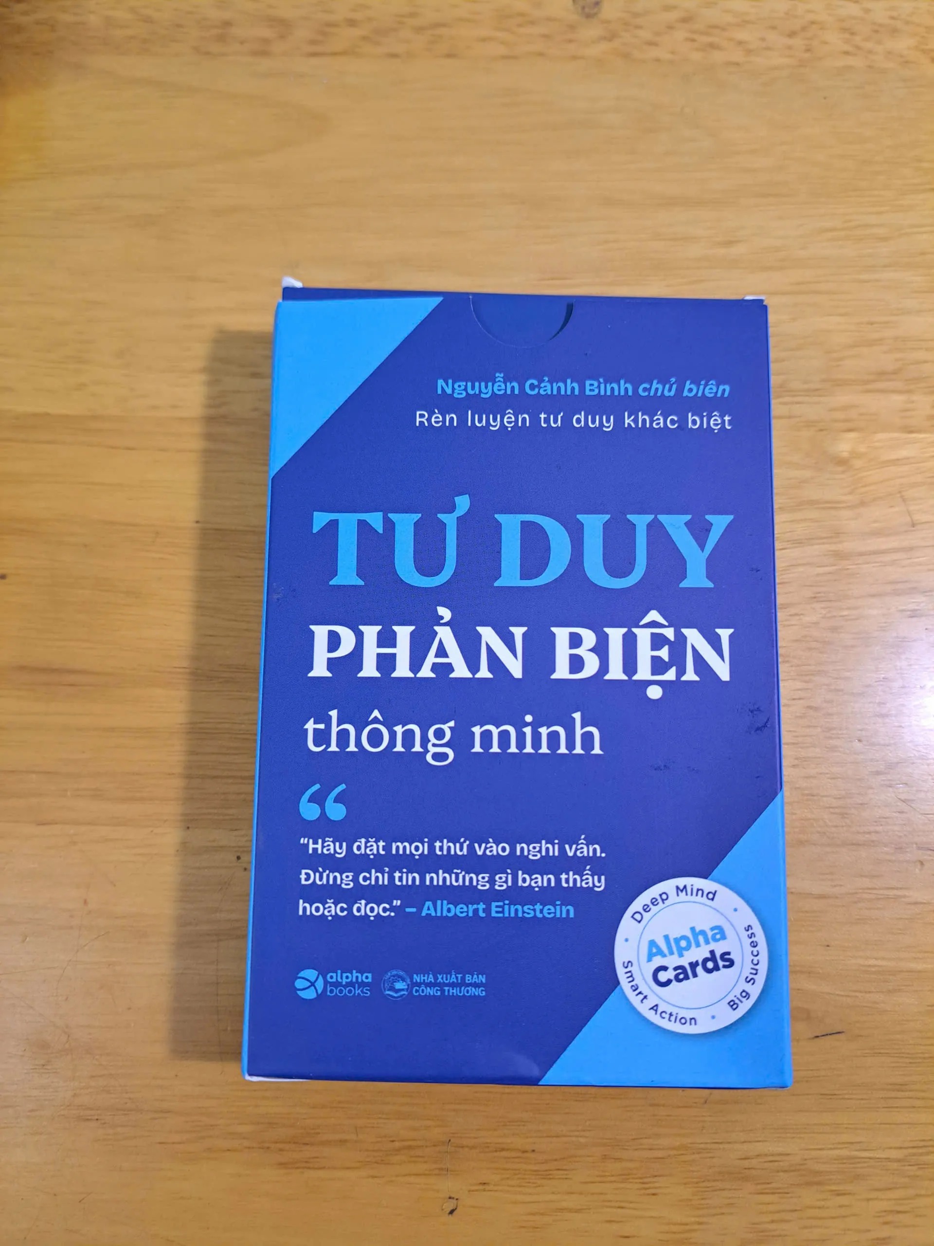 Flashcard Tư Duy Phản Biện - Rèn Luyện Tư Duy Khác Biệt & Logic (Alpha Books)