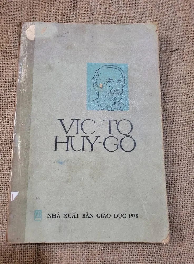 Victor Hugo - sách khổ lớn; 200 trang