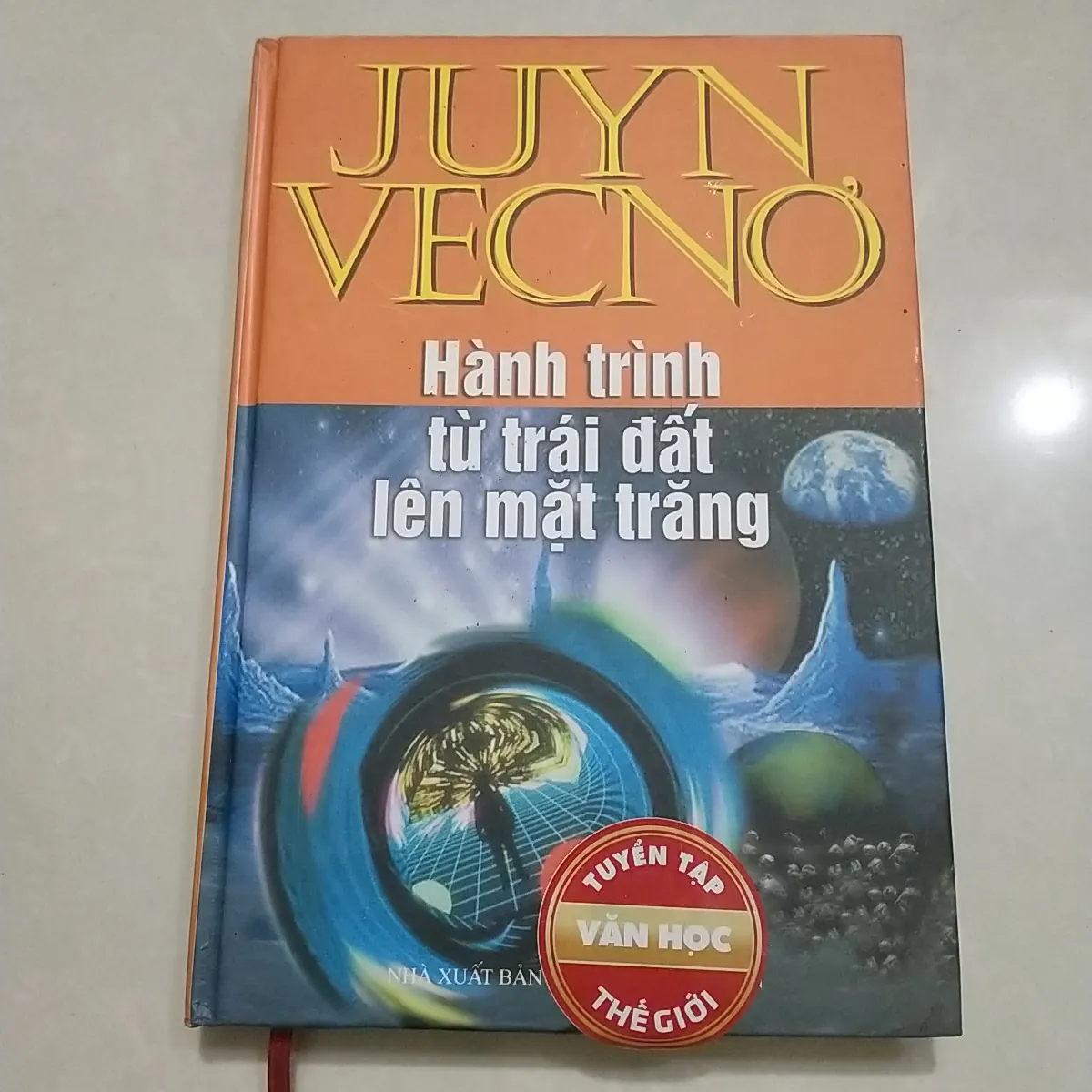 Sách Cũ - Hành trình từ trái đất lên mặt trăng (bìa cứng)