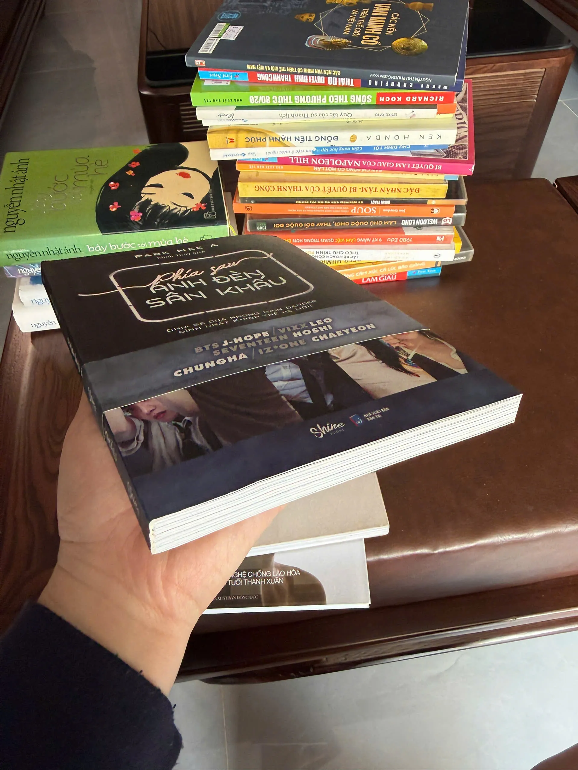 PHÍA SAU ÁNH ĐÈN SÂN KHẤU – Park Hee A- K3 1001323