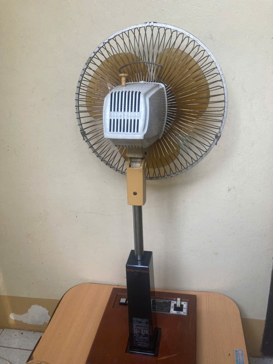 Quạt Lửng Nhật Mitsubishi vân gỗ cao 90cm cánh 30cm. 494008