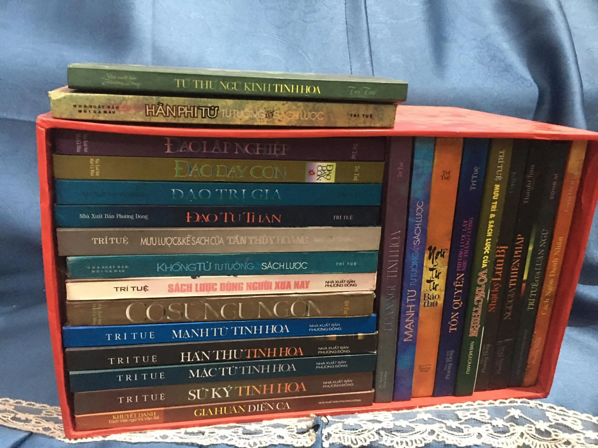 Lô sách trí tuệ tinh hoa người xưa