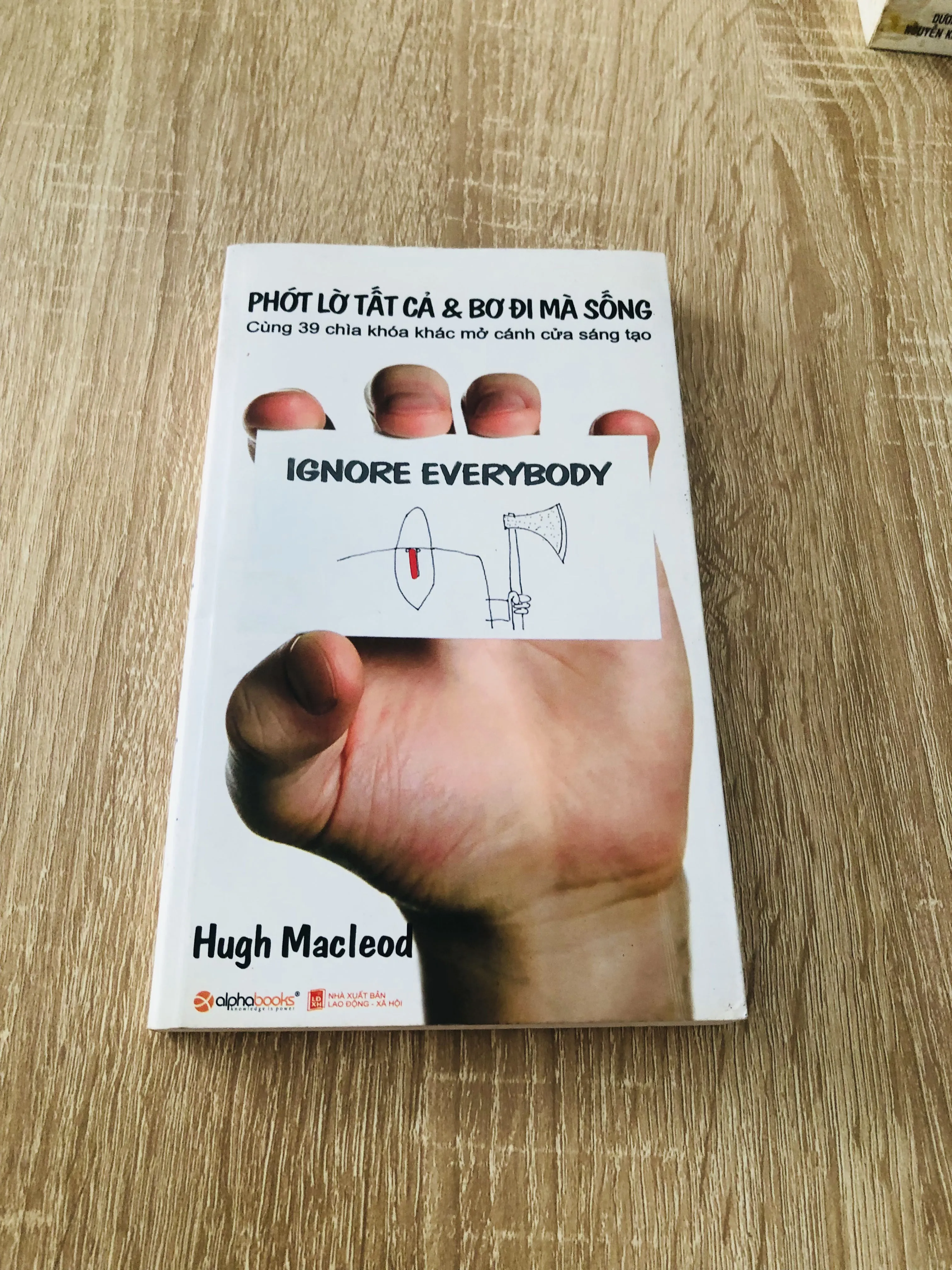 PHỚT LỜ TẤT CẢ & BƠ ĐI MÀ SỐNG