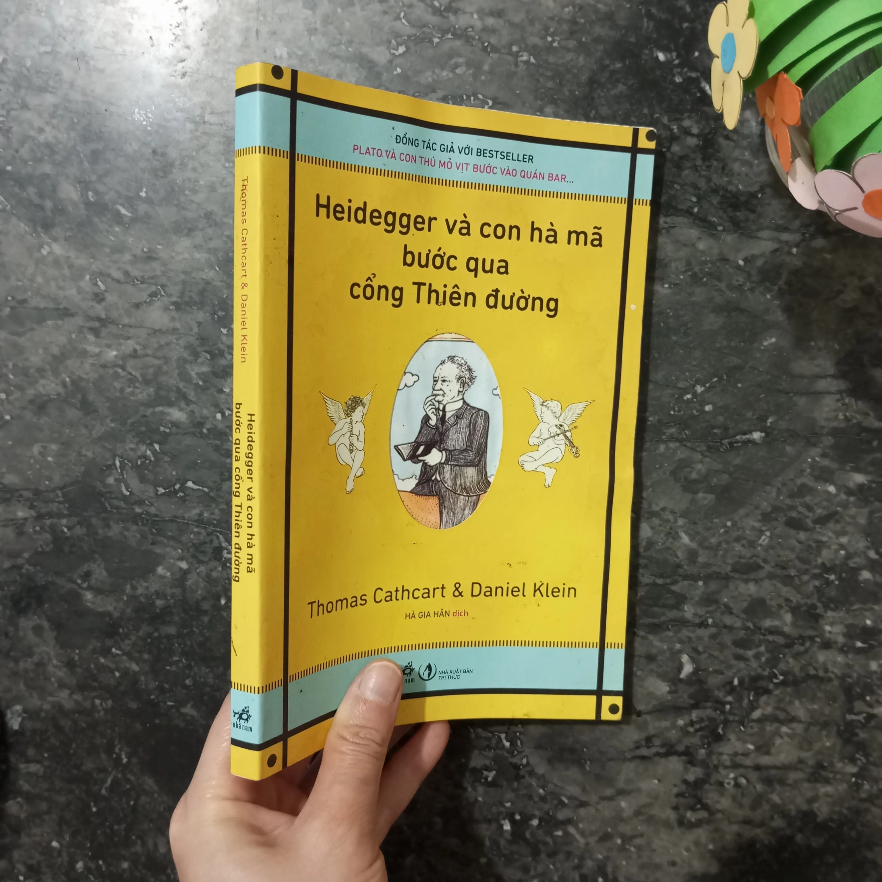 Sách Tiểu thuyết Heidegger và con hà mã bước qua cổng Thiên đường của Thomas Cathcart & Daniel Klein