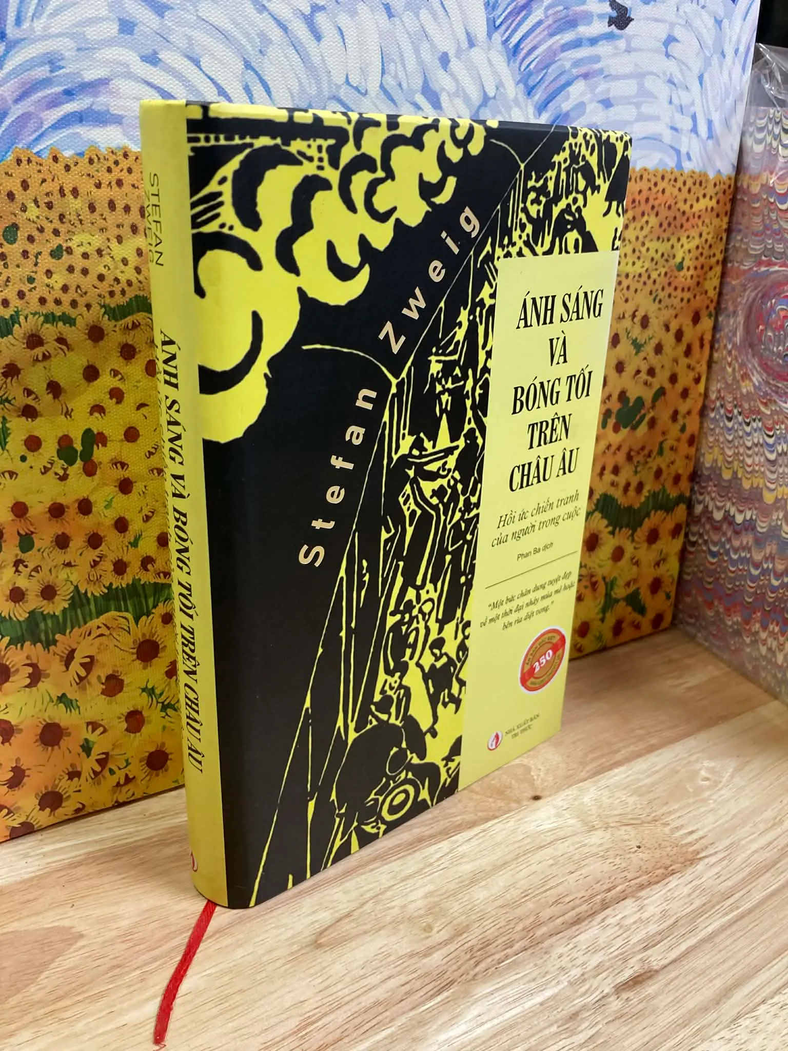 Ánh Sáng Và Bóng Tối Trên Châu Âu - Stefan Zweig - Bìa Cứng S250