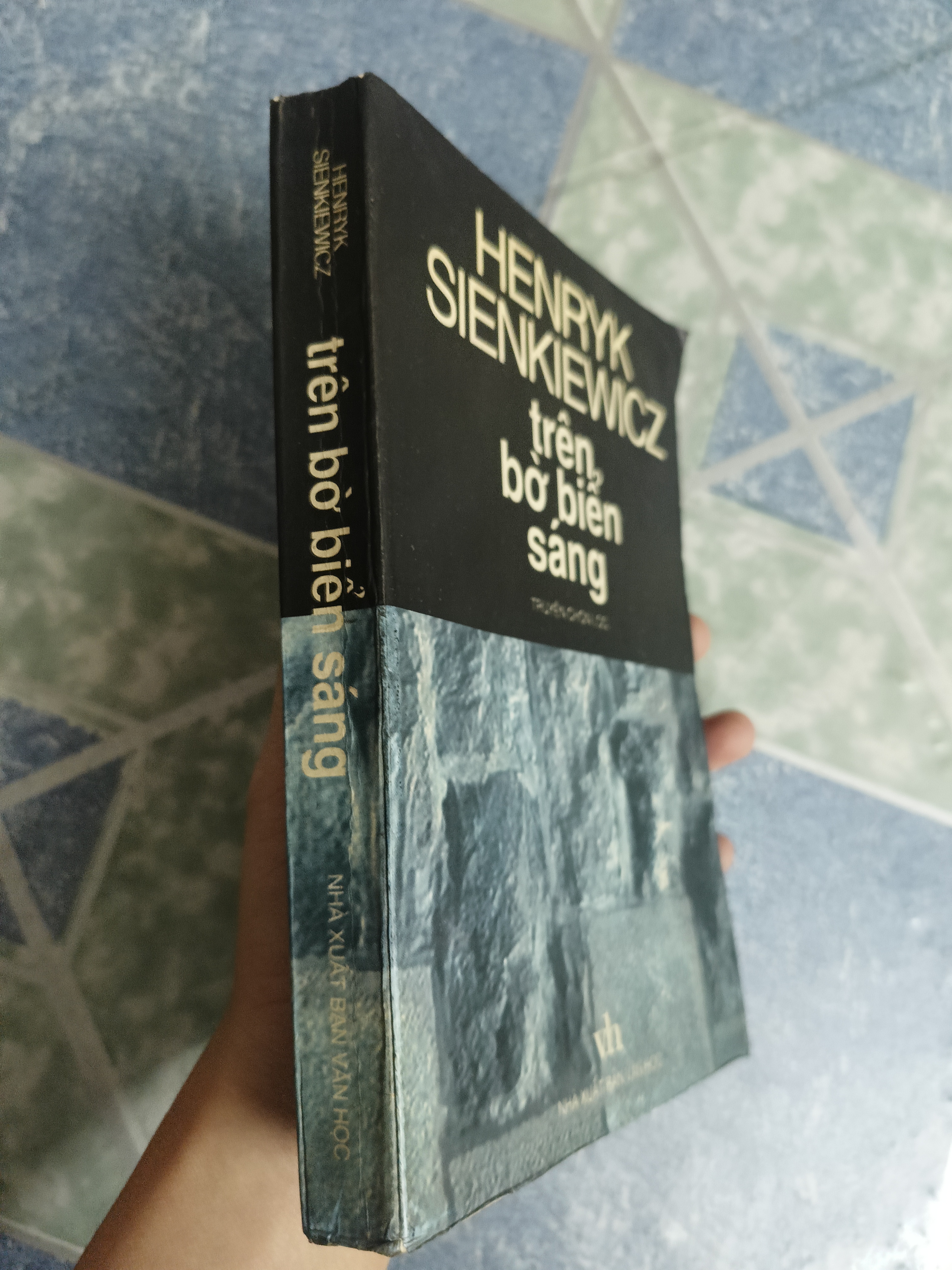 Trên bờ biển sáng - Henryk Siekiewicz