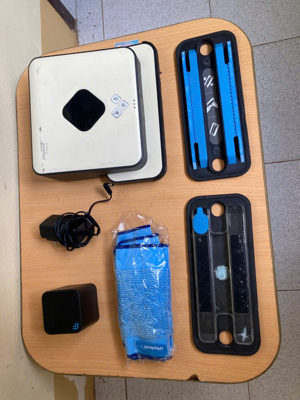 Robot lau nhà của hãng Iroobot Braava 380j ,máy lau nhà chuyên dụng.
