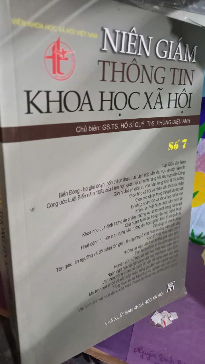 niên giám thông tin khoa học xã hội