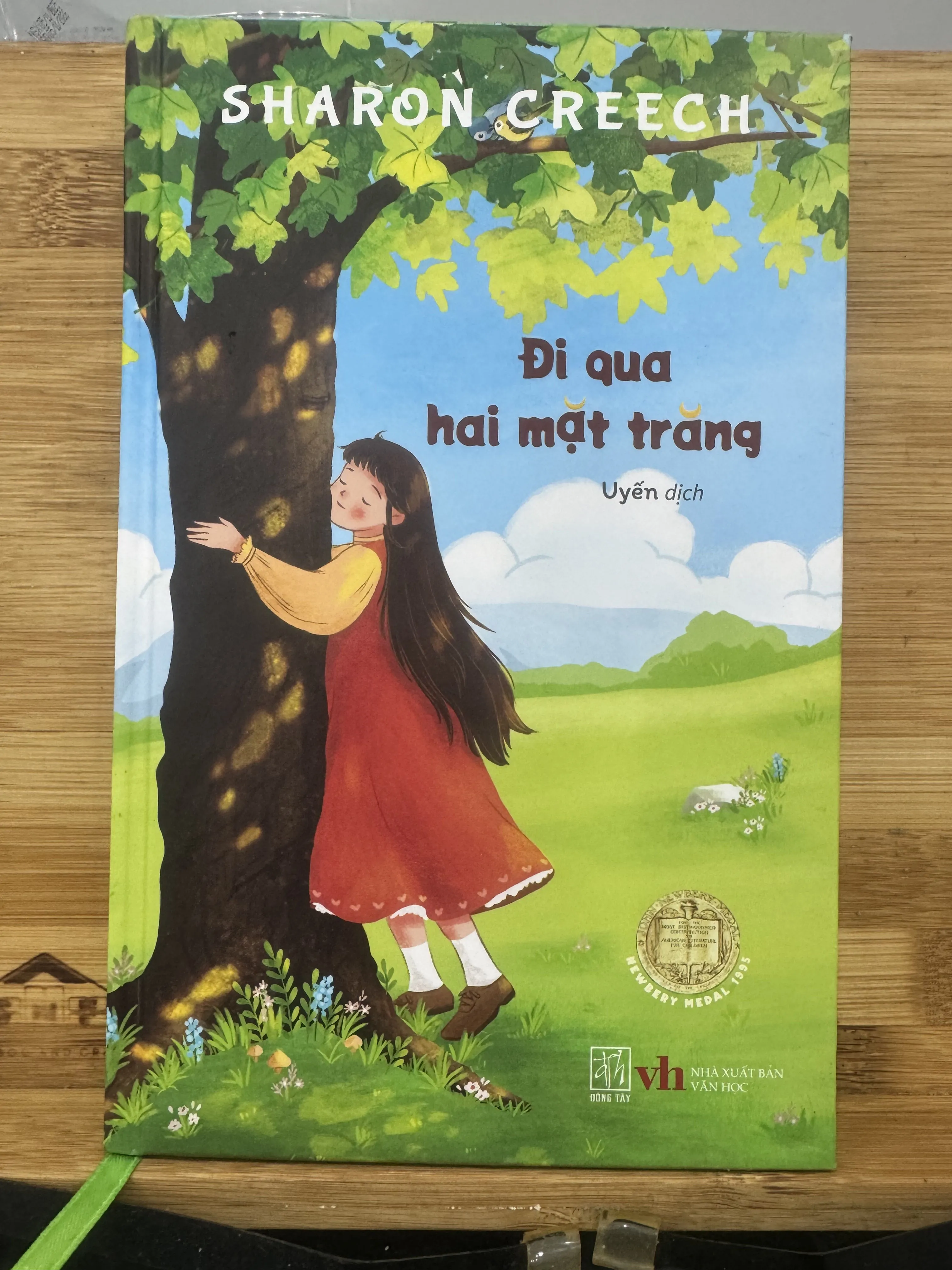 Đi qua hai mặt trăng - Bìa cứng