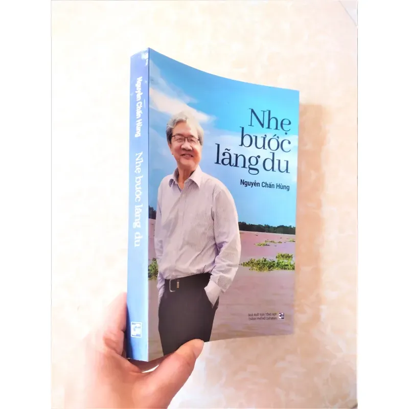 Sách: Nhẹ bước lãng du -Tác giả: Nguyễn Chấn Hùng