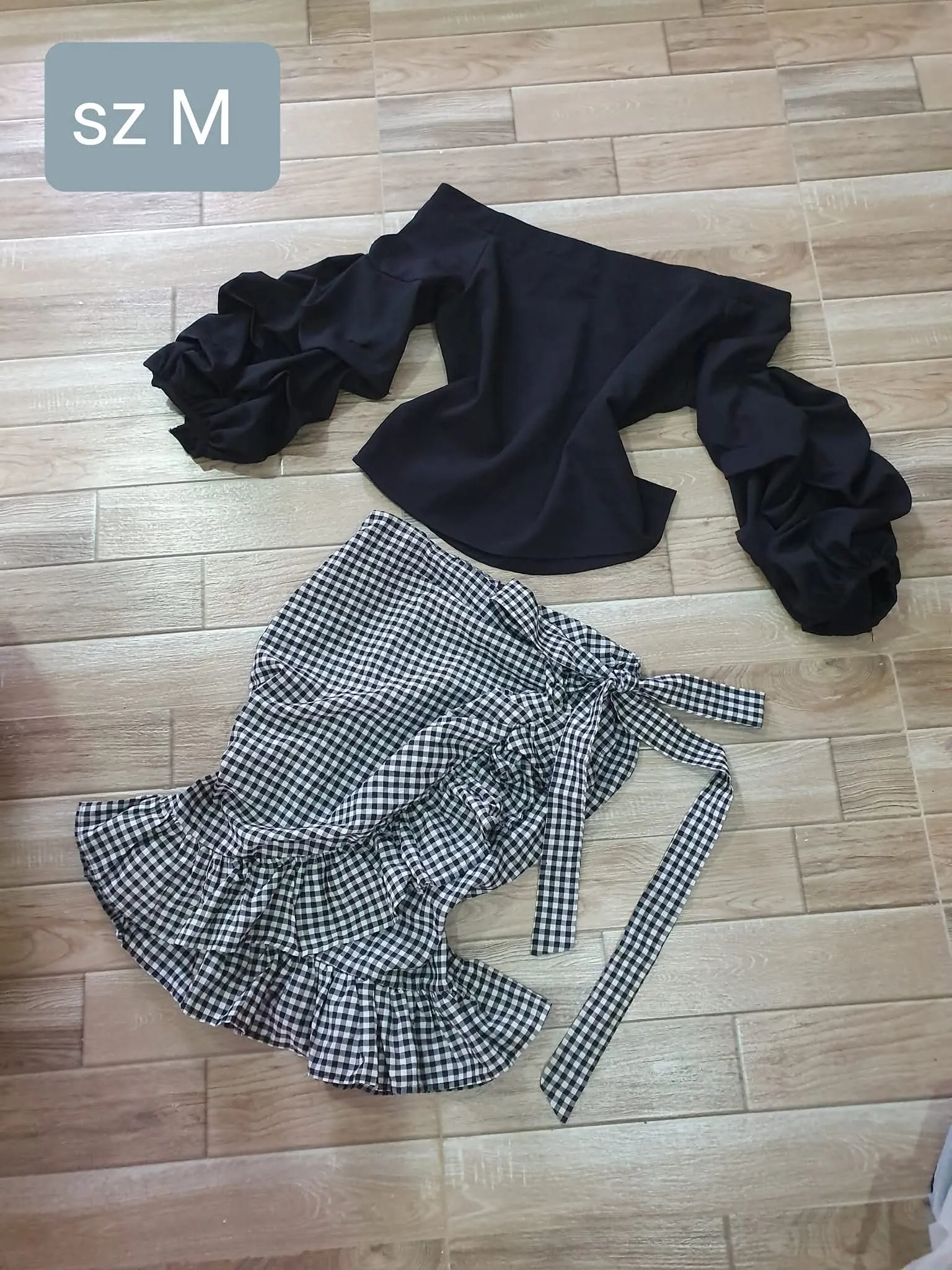 Set áo trễ vay kèm chân váy caro