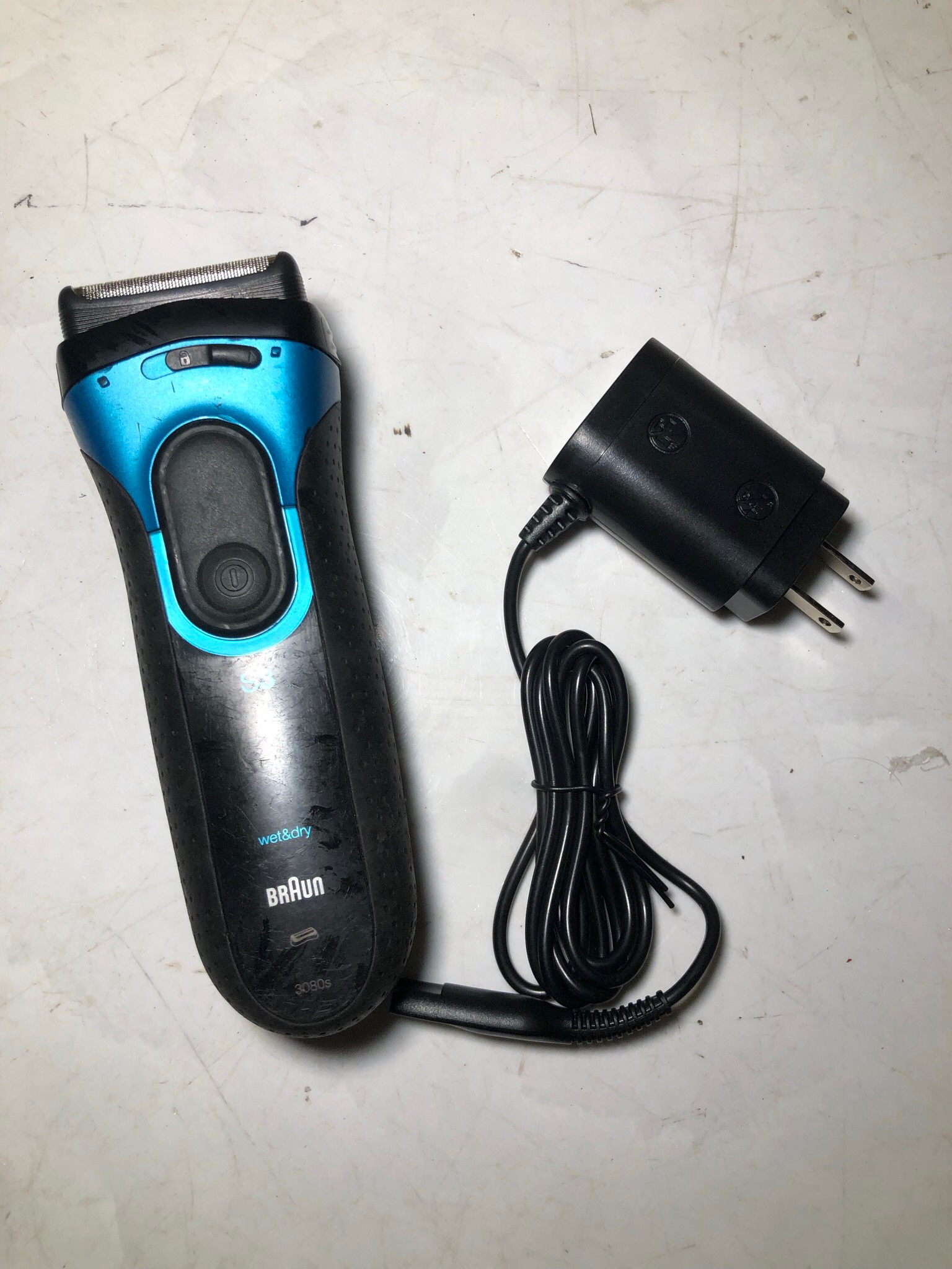 Máy cạo râu điện (thương hiệu Braun, dòng Series 3 - model 3080s).