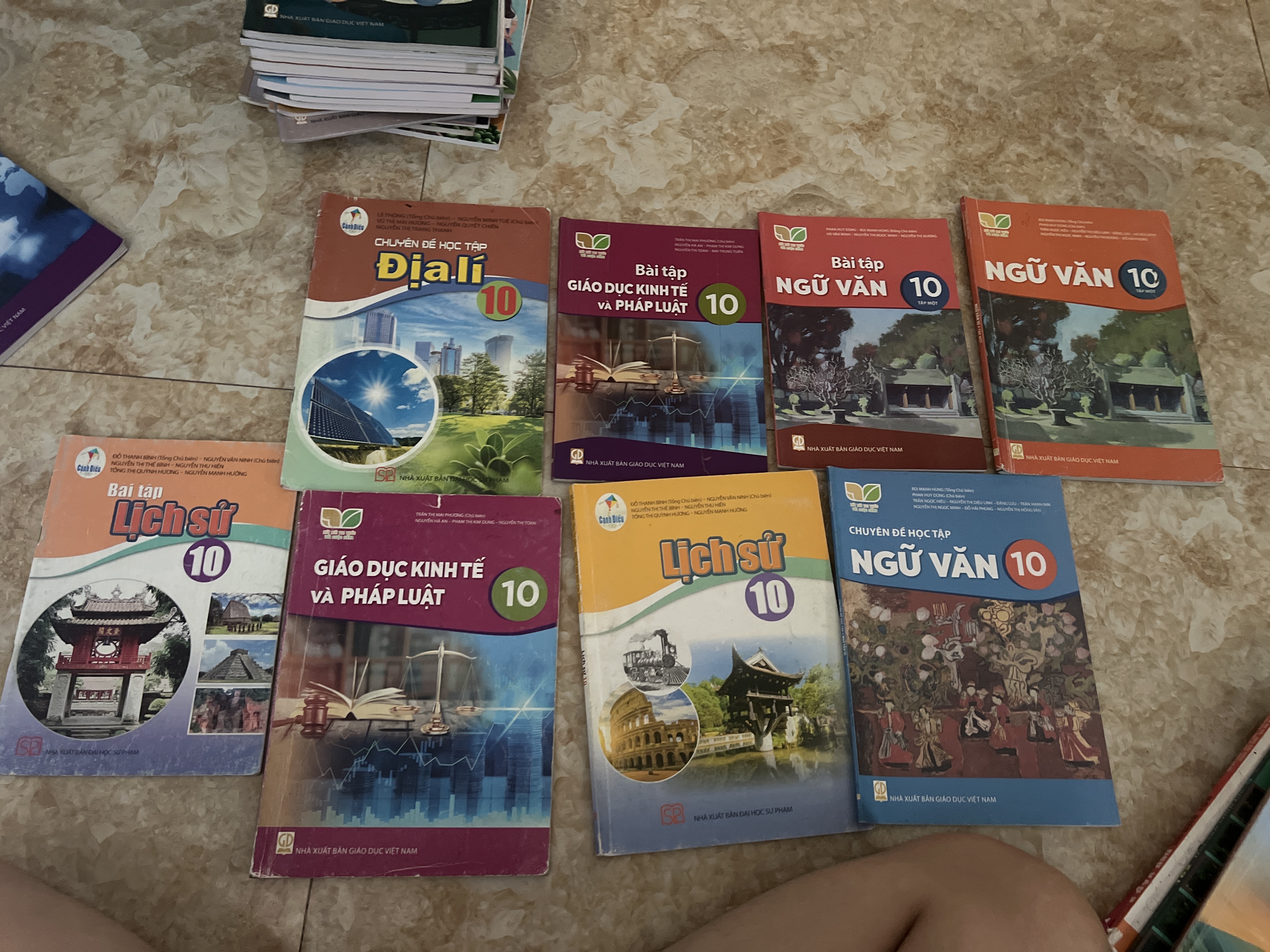 Sách kntt và cánh diều lớp 10