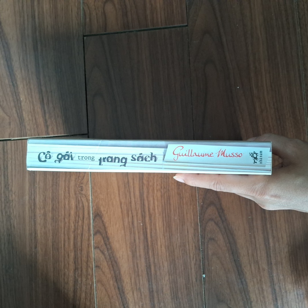 Cô gái trong trang sách 529783