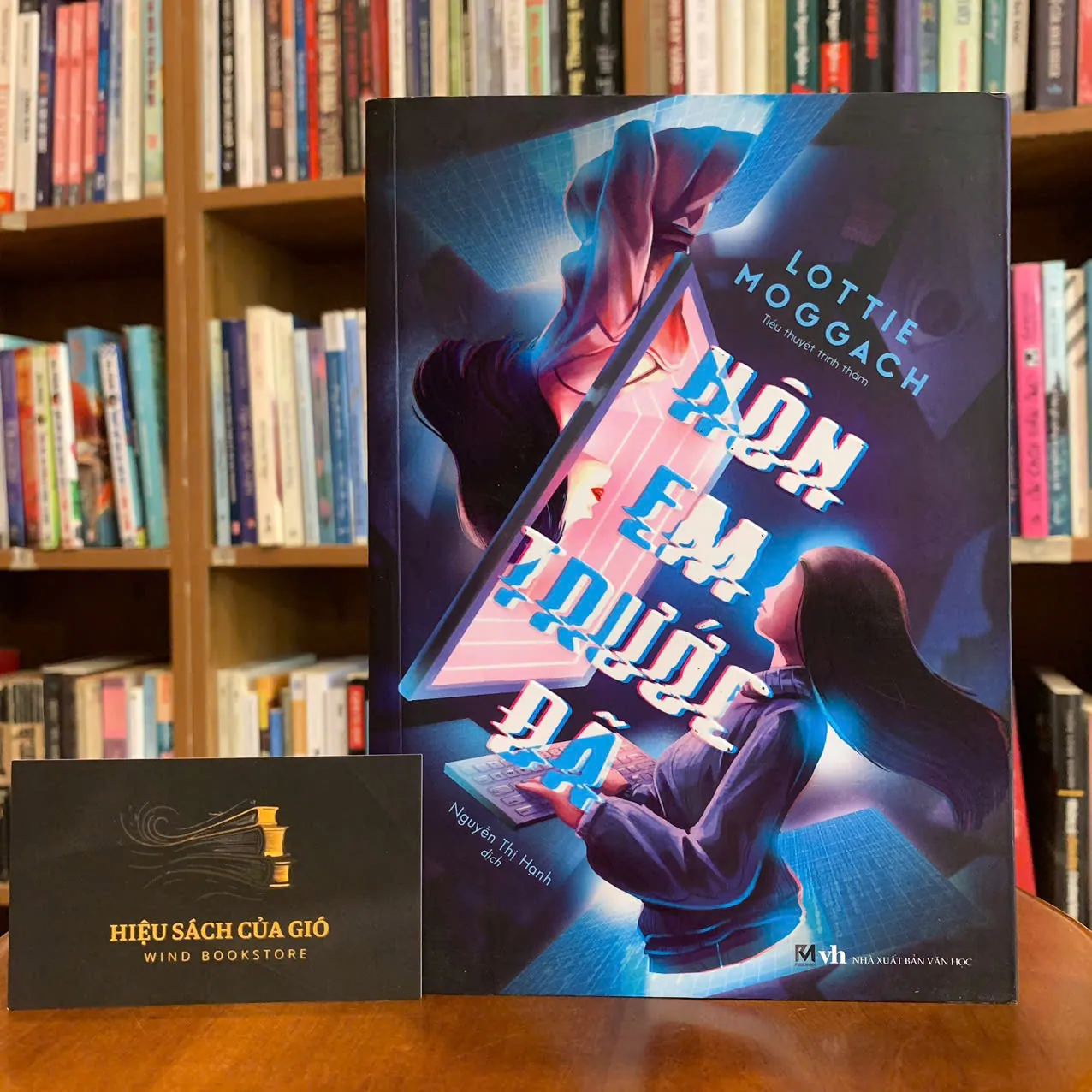 Hôn em trước đã - Lottie Moggach