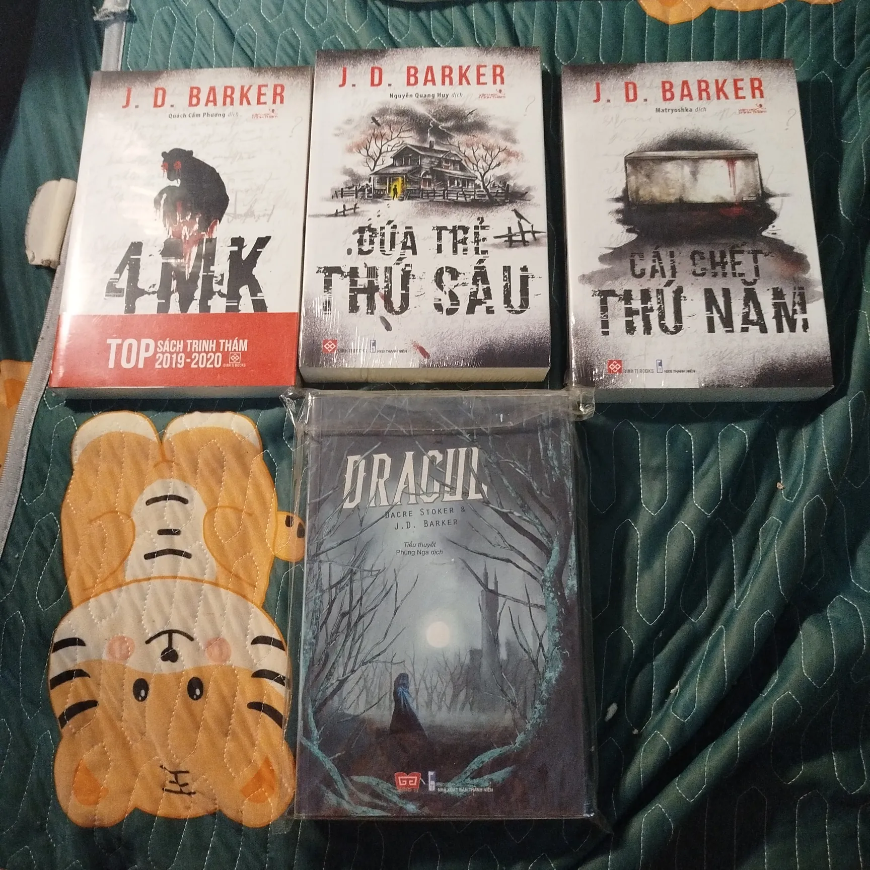 Combo J. D. Barker (4mk - đứa trẻ thứ sáu - cái chết thứ năm - dracul)