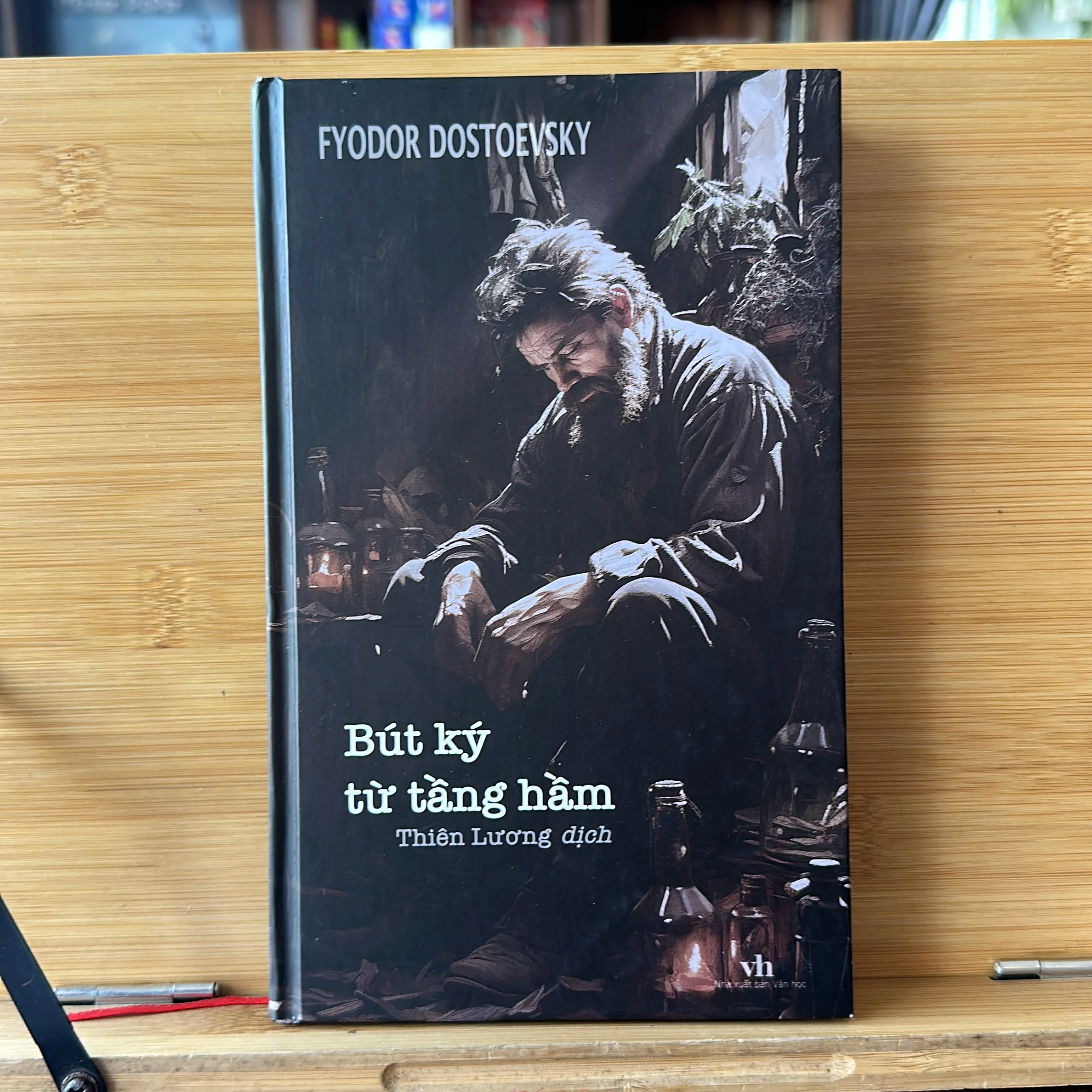 Hồi ký viết dưới hầm bìa cứng