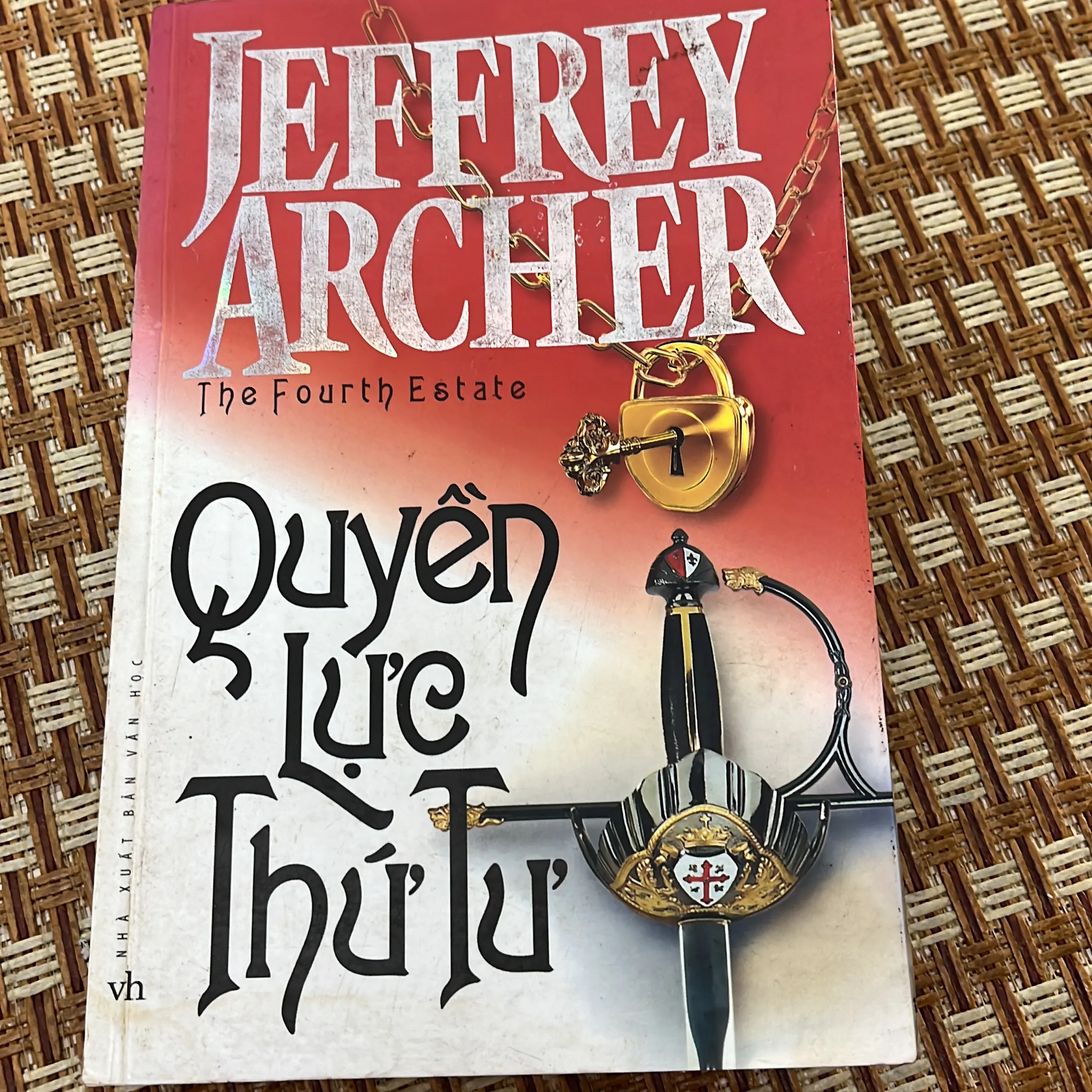 Tiểu thuyết quyền lực thứ tư