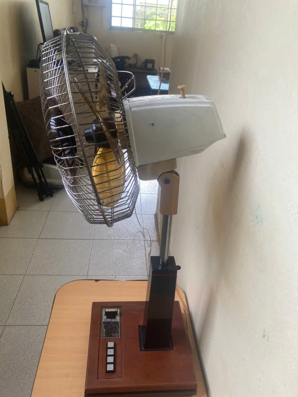 Quạt Lửng Nhật Mitsubishi vân gỗ cao 90cm cánh 30cm. 494008