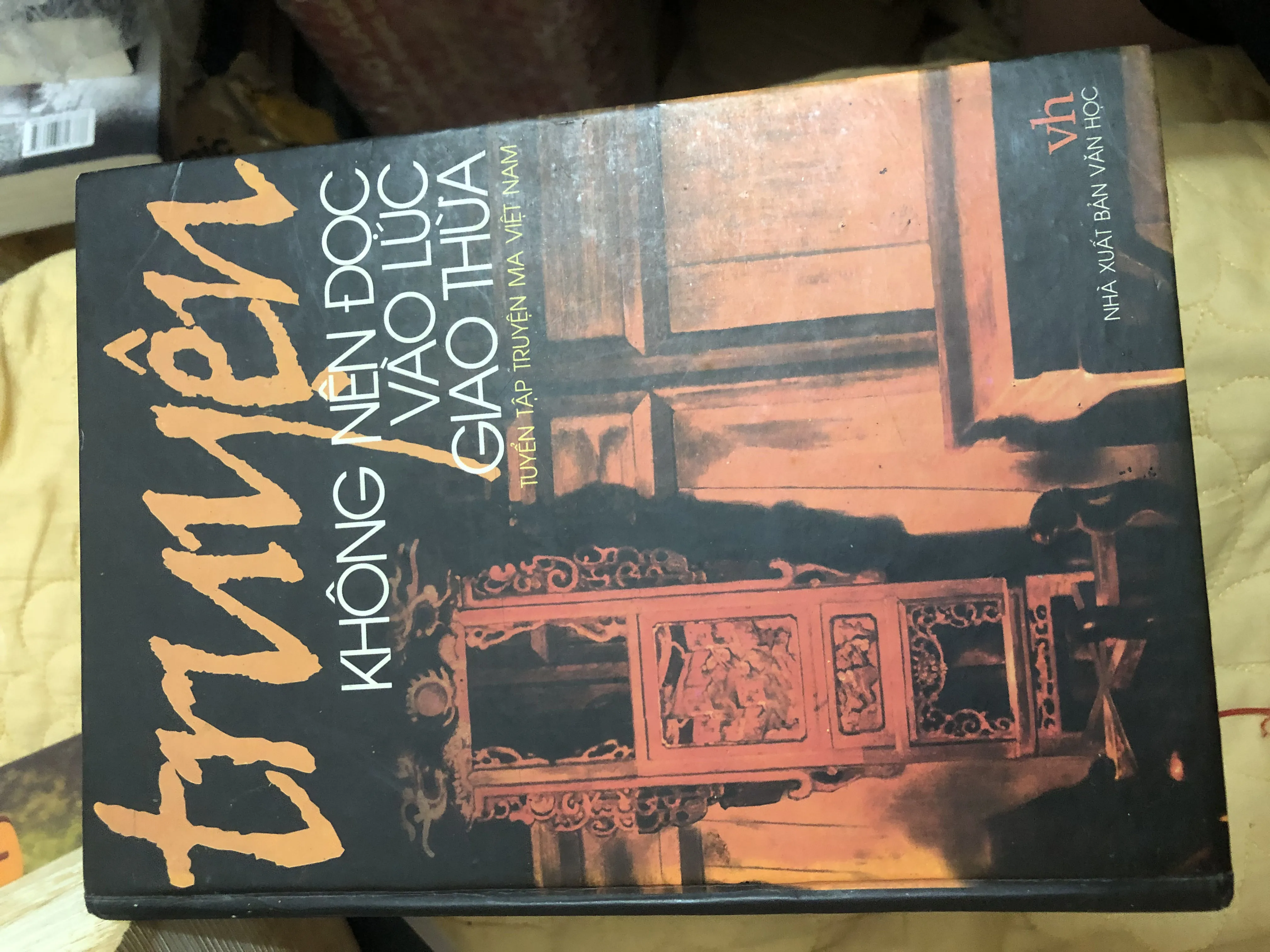 truyện không nên đọc vào lúc giao thừa bìa cứng