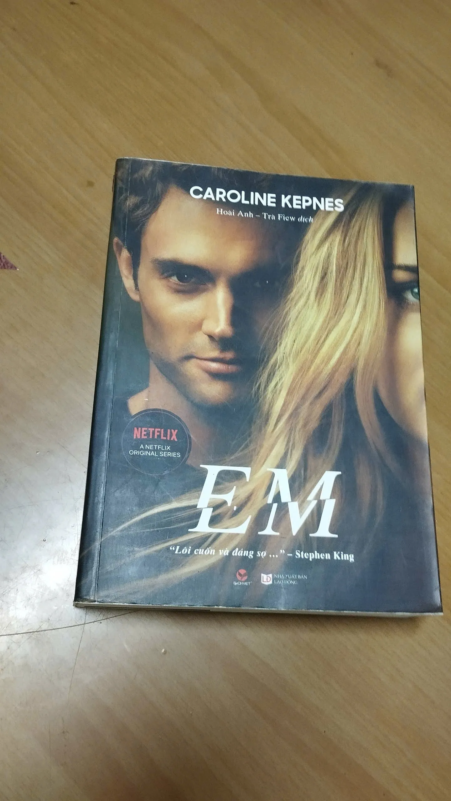 Em ( Karoline Kepnes )