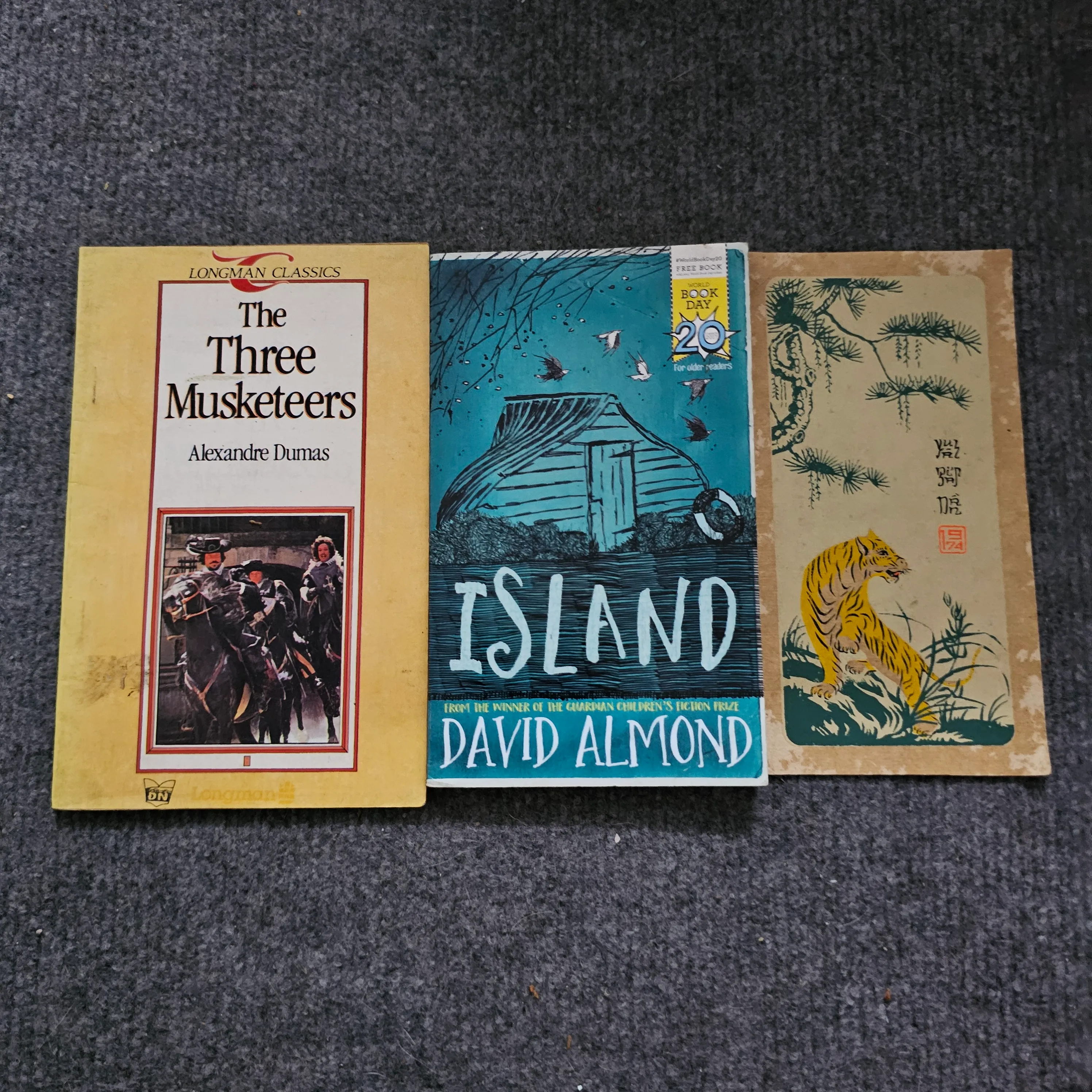 2 cuốn sách ngoại văn mỏng