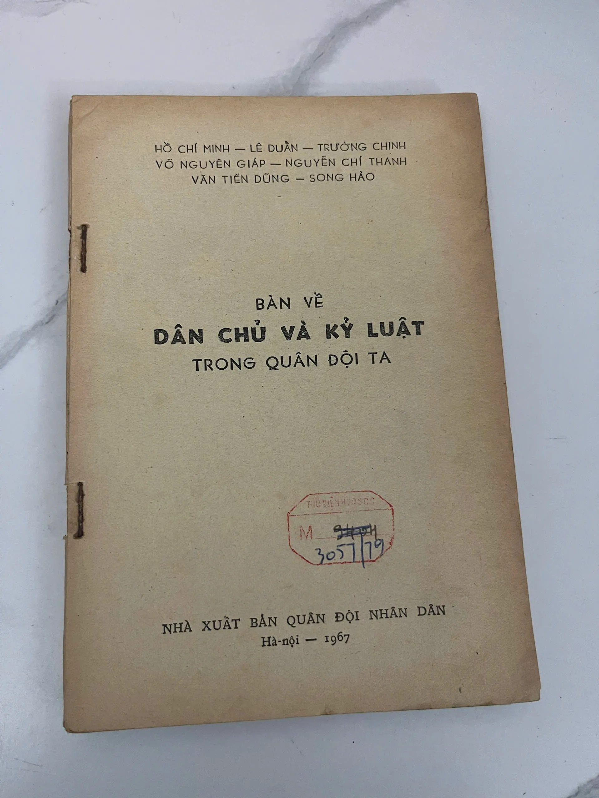 Bàn về dân chủ và kỷ luật trong quân đội ta – Nhiều tác giả