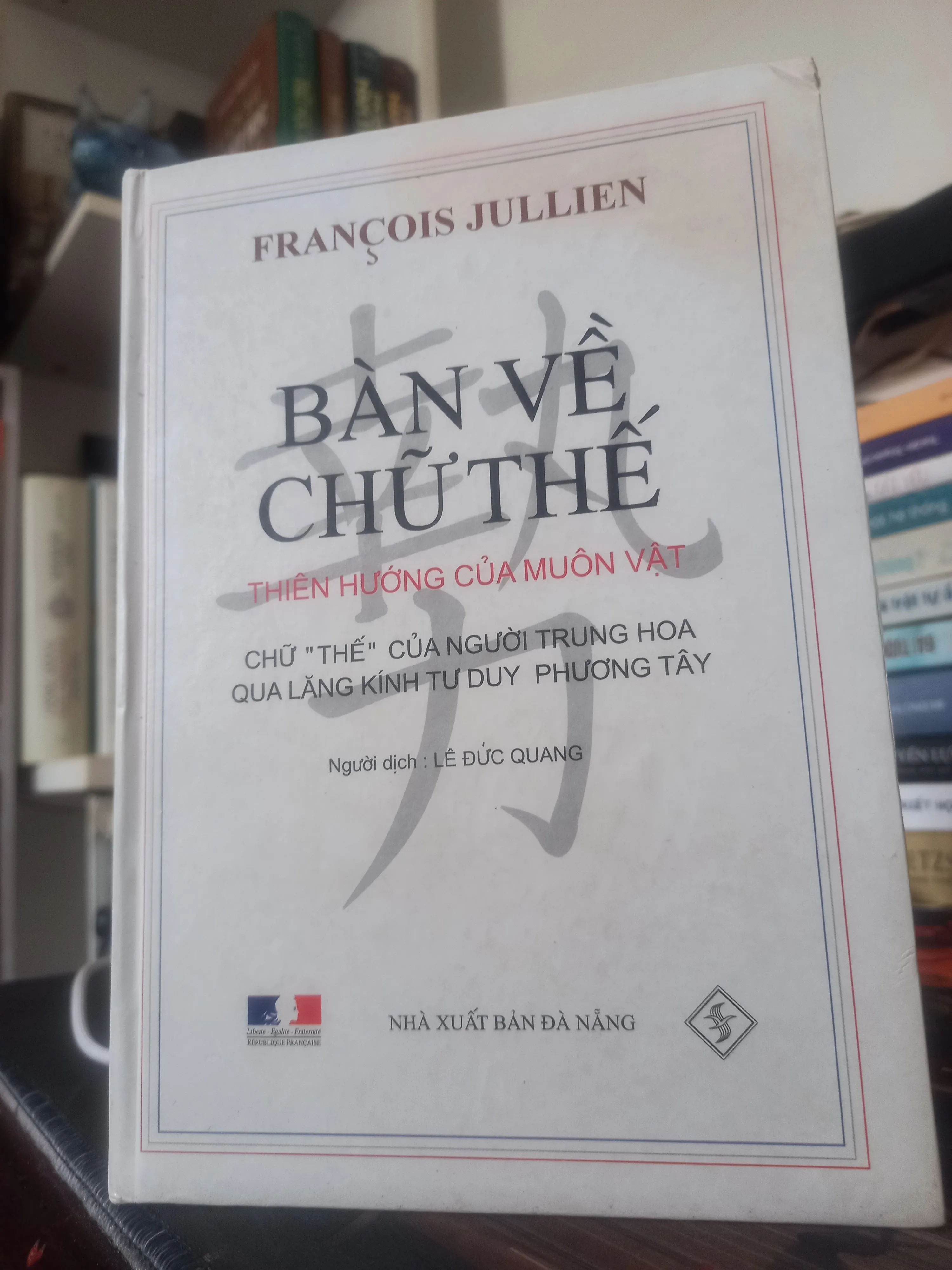 BÀN VỀ CHỮ THẾ THIÊN HƯỚNG CỦA MUÔN VẬT ( Francois Jullien bìa cứng )