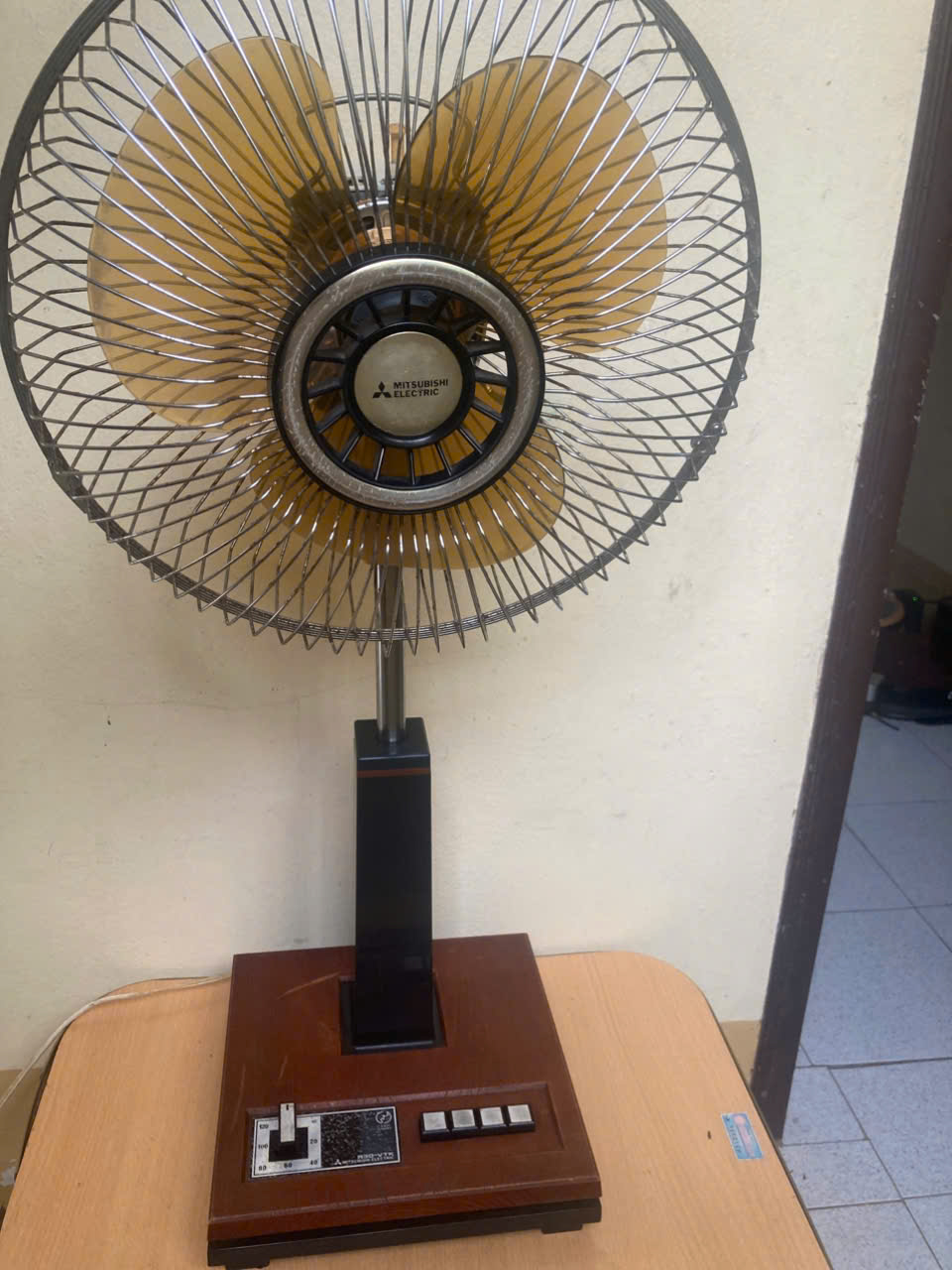 Quạt Lửng Nhật Mitsubishi vân gỗ cao 90cm cánh 30cm.