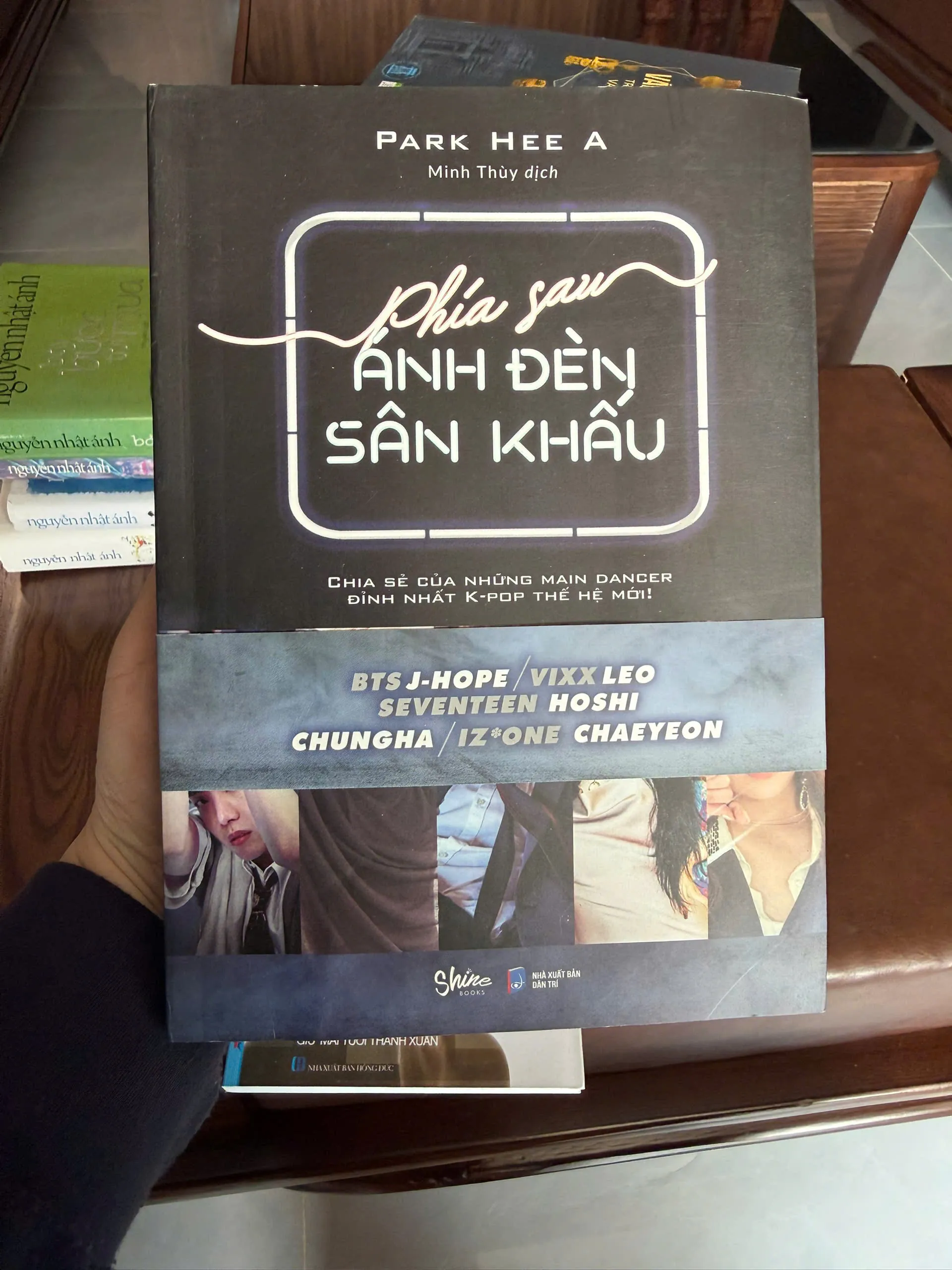 PHÍA SAU ÁNH ĐÈN SÂN KHẤU – Park Hee A- K3