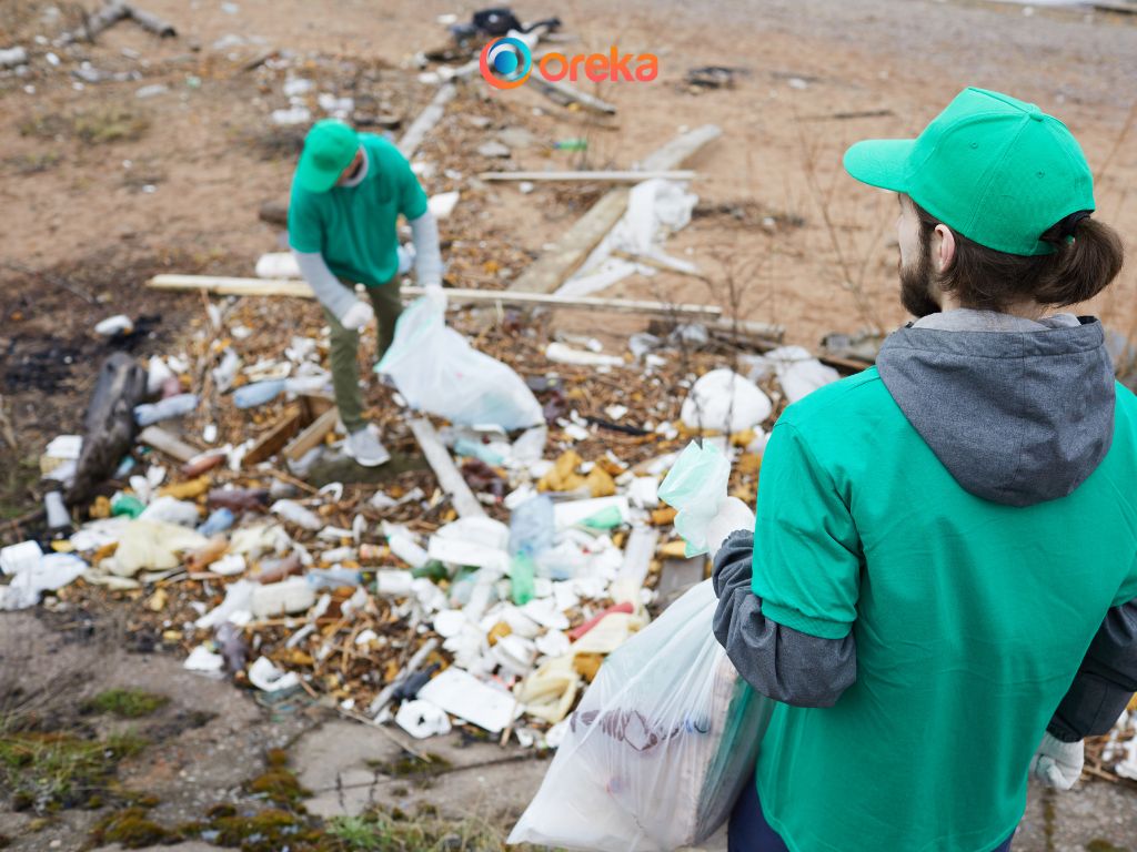các biện pháp bảo vệ môi trường, hình ảnh các tình nguyện viên bảo vệ môi trường đang nhặt rác  